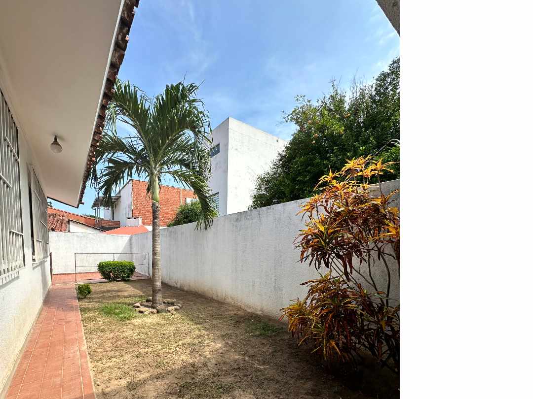 Casa en Alquiler[CASA INDEPENDIENTE EN ALQUILER PARA OFICINAS O VIVIENDA PET FRIENDLY | SOBRE AV. RADIAL 27, entre 3er. y 4to. Anillo] 3 dormitorios 2 baños 3 parqueos Foto 5