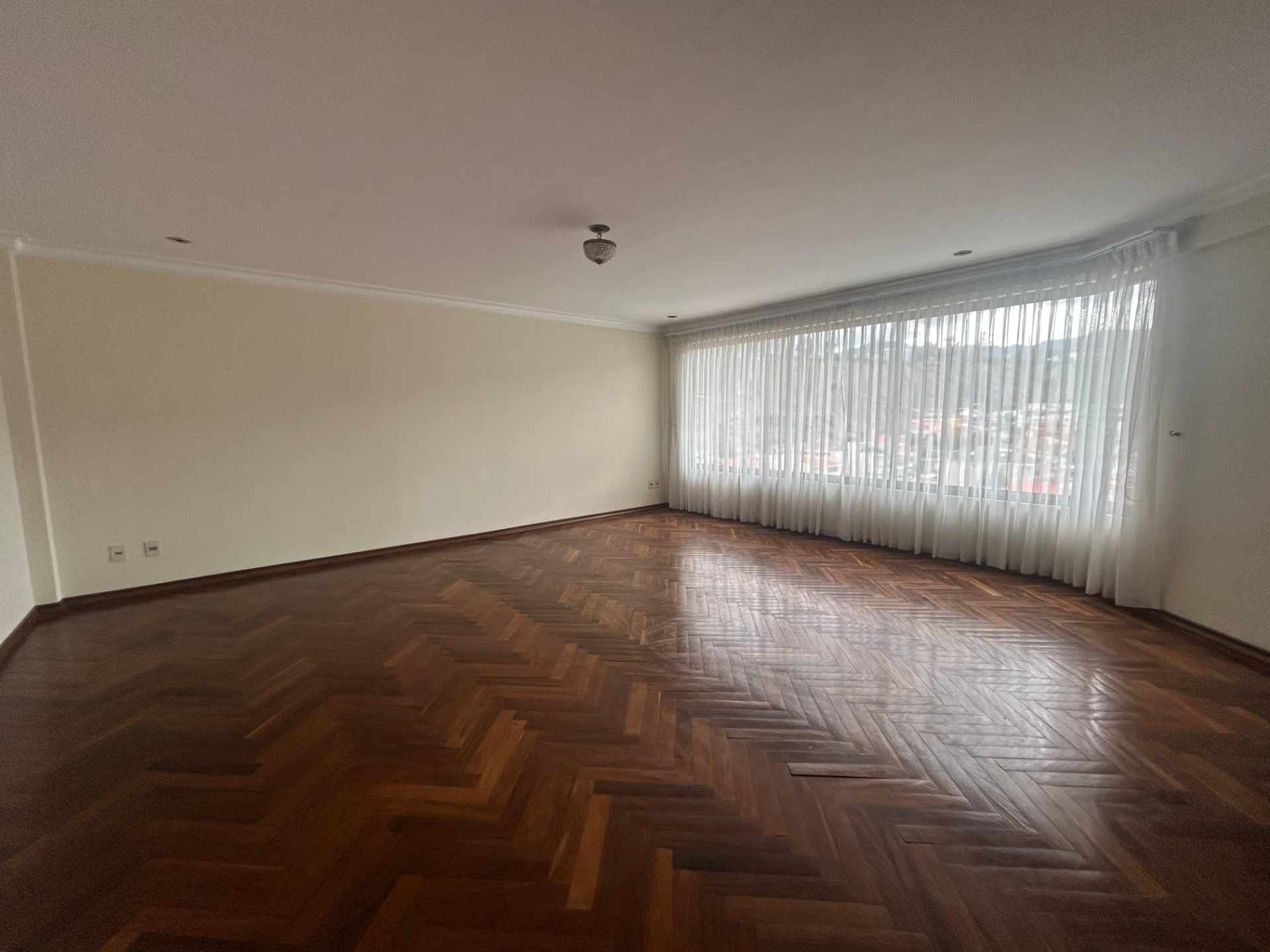 En Alquiler a $us 1,500 Foto 2