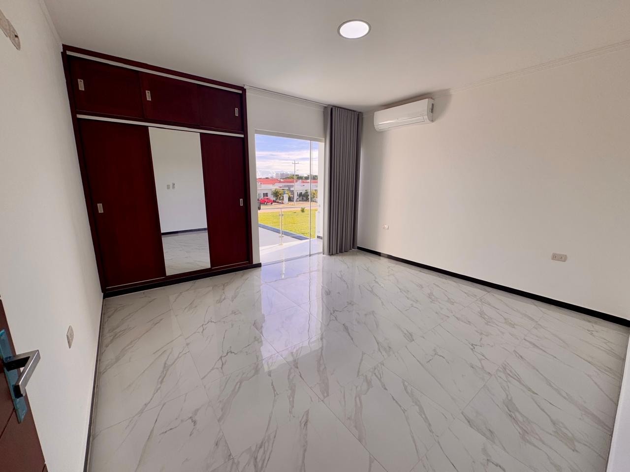 Casa en Carretera Norte en Santa Cruz de la Sierra 4 dormitorios 3 baños 2 parqueos Foto 4