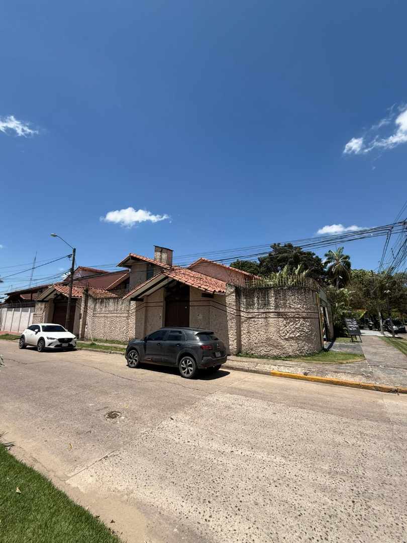 Casa en Entre 2do y 3er anillo Sur en Santa Cruz de la Sierra 4 dormitorios 5 baños 4 parqueos Foto 2