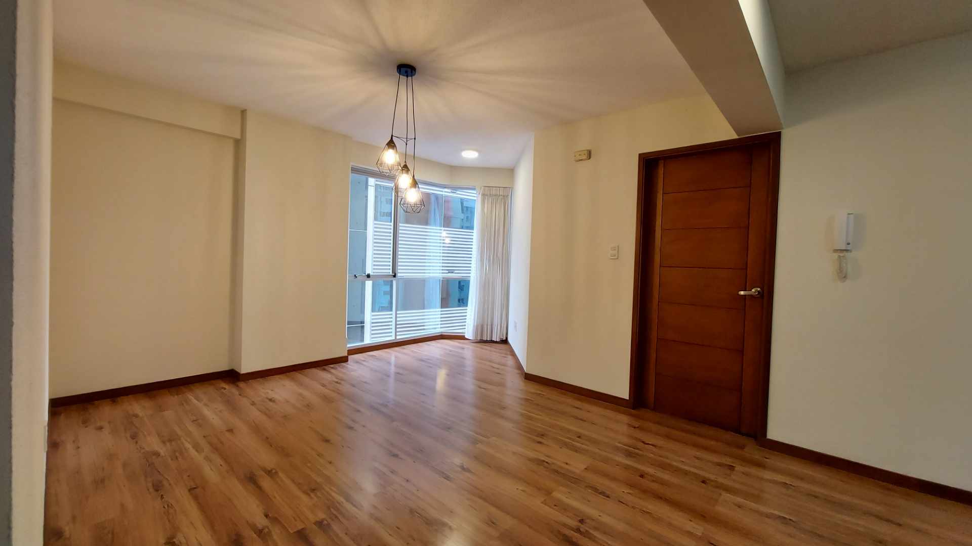 Departamento Av. 6 de Agosto, cerca a la Embajada Americana y Teleférico Celeste Foto 2