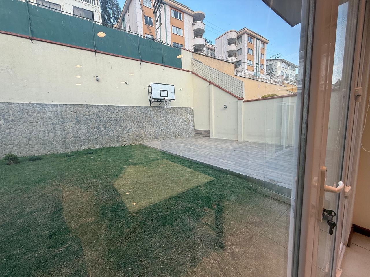 Casa Hermosa casa grande en Irpavi con amplio jardín. Ventanas termopanel. Terreno 600 m2. Amoblada o Sin muebles.   Foto 3