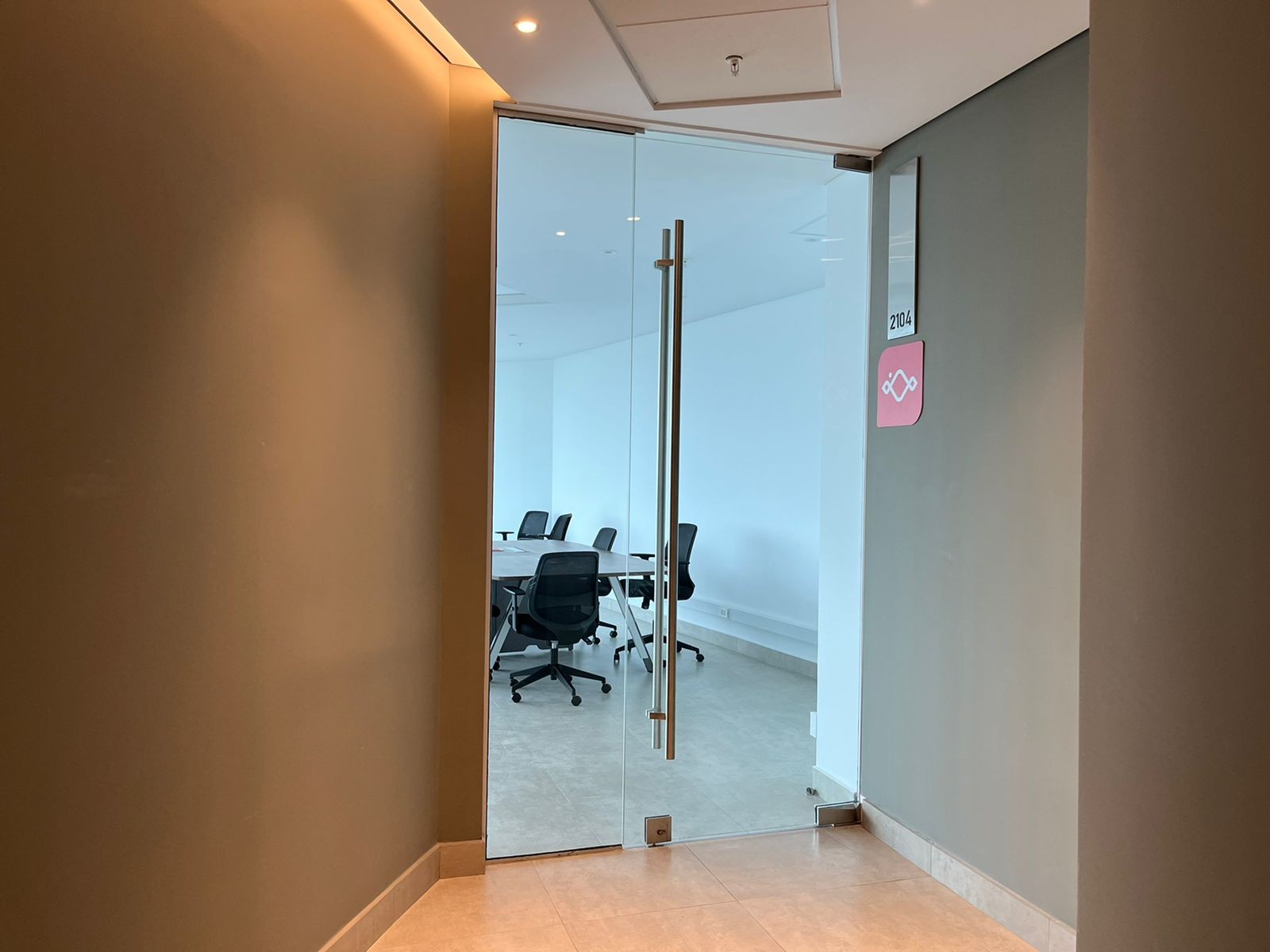 Oficina en Equipetrol en Santa Cruz de la Sierra 1 dormitorios 1 baños  Foto 9