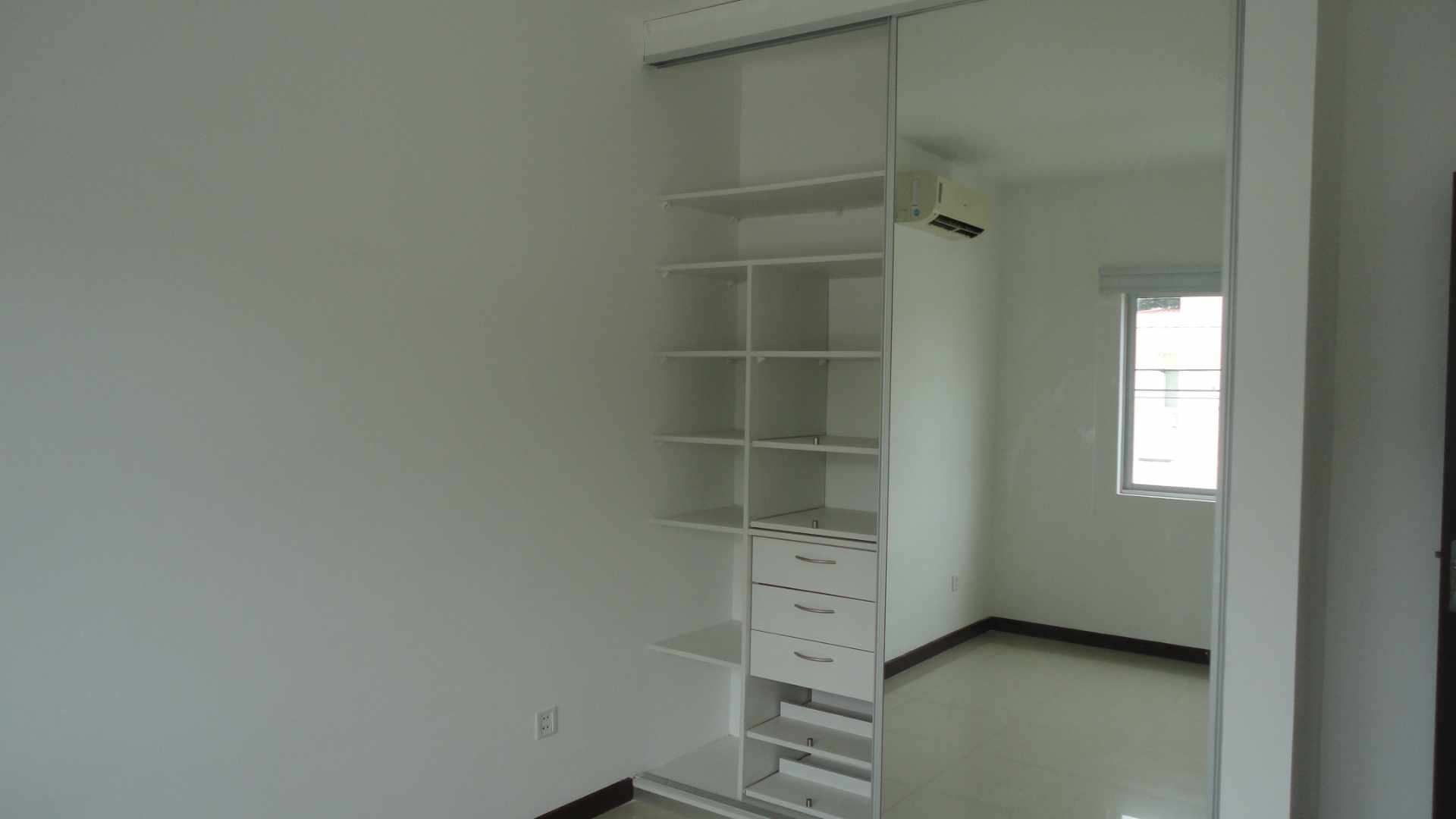 Casa en Entre 7mo y 8vo anillo Norte en Santa Cruz de la Sierra 4 dormitorios 3 baños 2 parqueos Foto 3