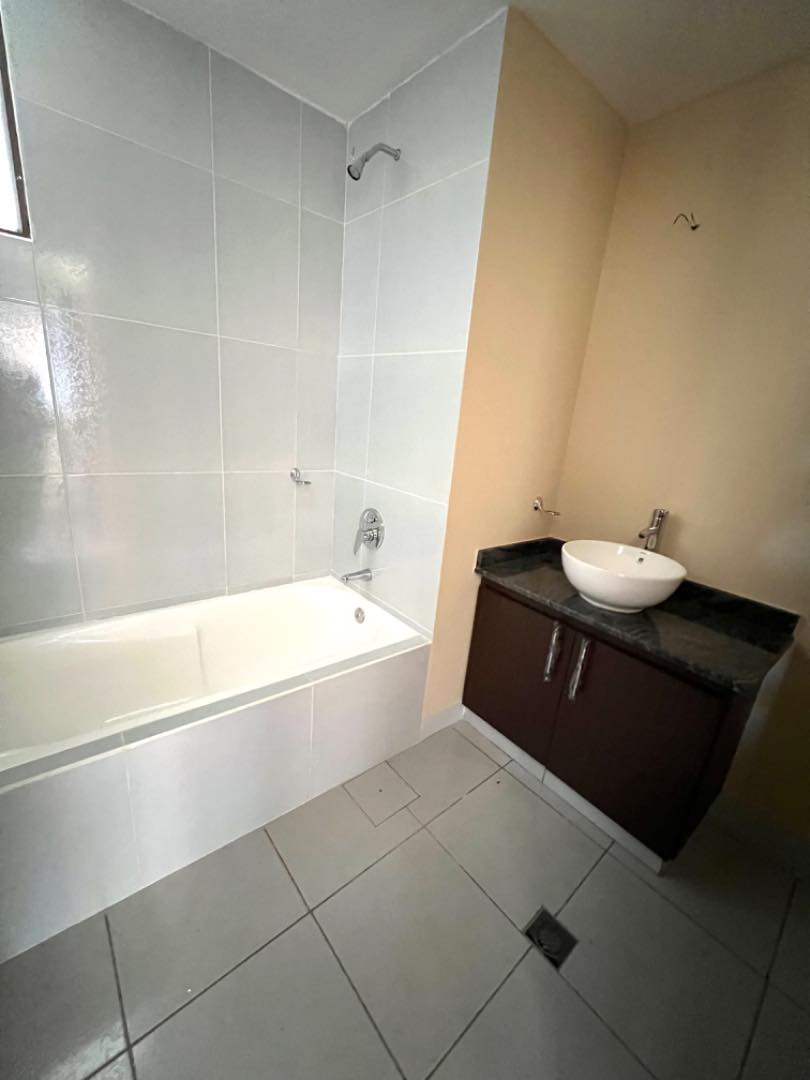 Departamento en Los Pinos en La Paz 3 dormitorios 3 baños 1 parqueos Foto 13