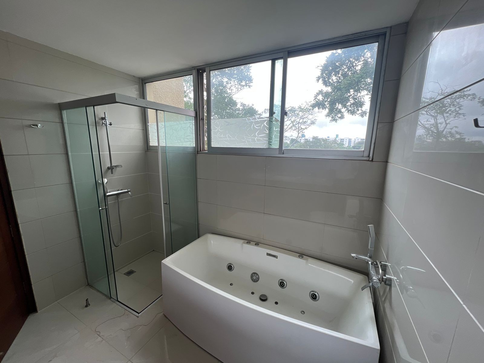 Departamento en VentaEn Venta Exclusivo Penthouse de 247 m2 en Condominio Tarumá 4 dormitorios 4 baños 2 parqueos Foto 6