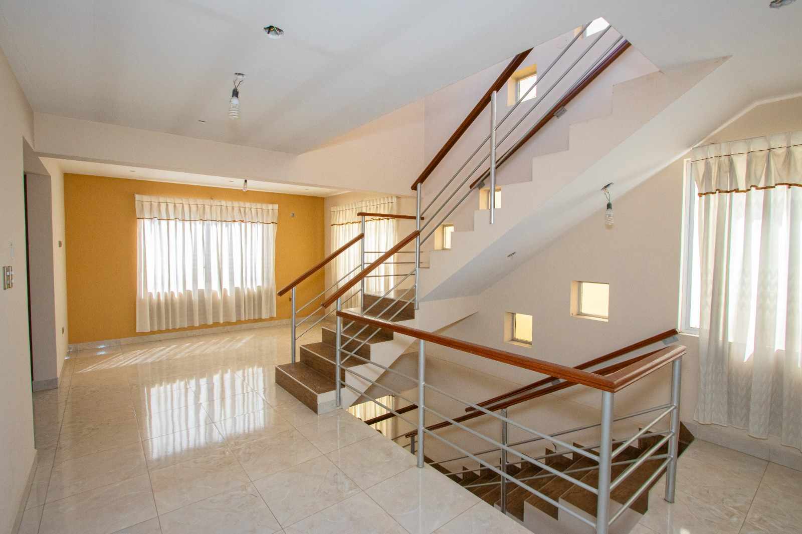 Casa en VentaAv. República - Y Av. 6 de agosto Sur 3 dormitorios 2 baños 2 parqueos Foto 13