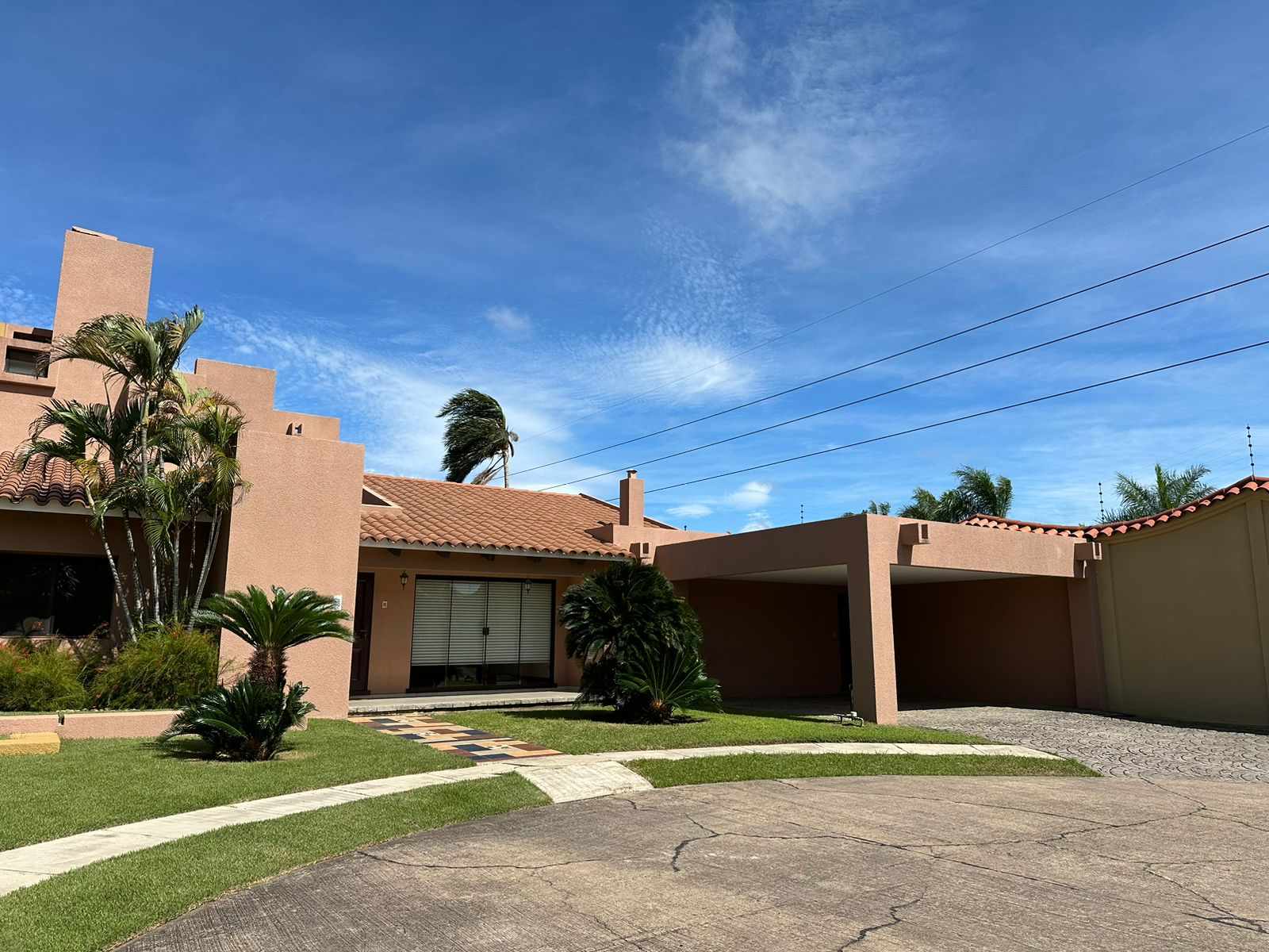 Casa en AlquilerCONDOMINIO LA HACIENDA II ALQUILO CASA 4 dormitorios 5 baños 4 parqueos Foto 1