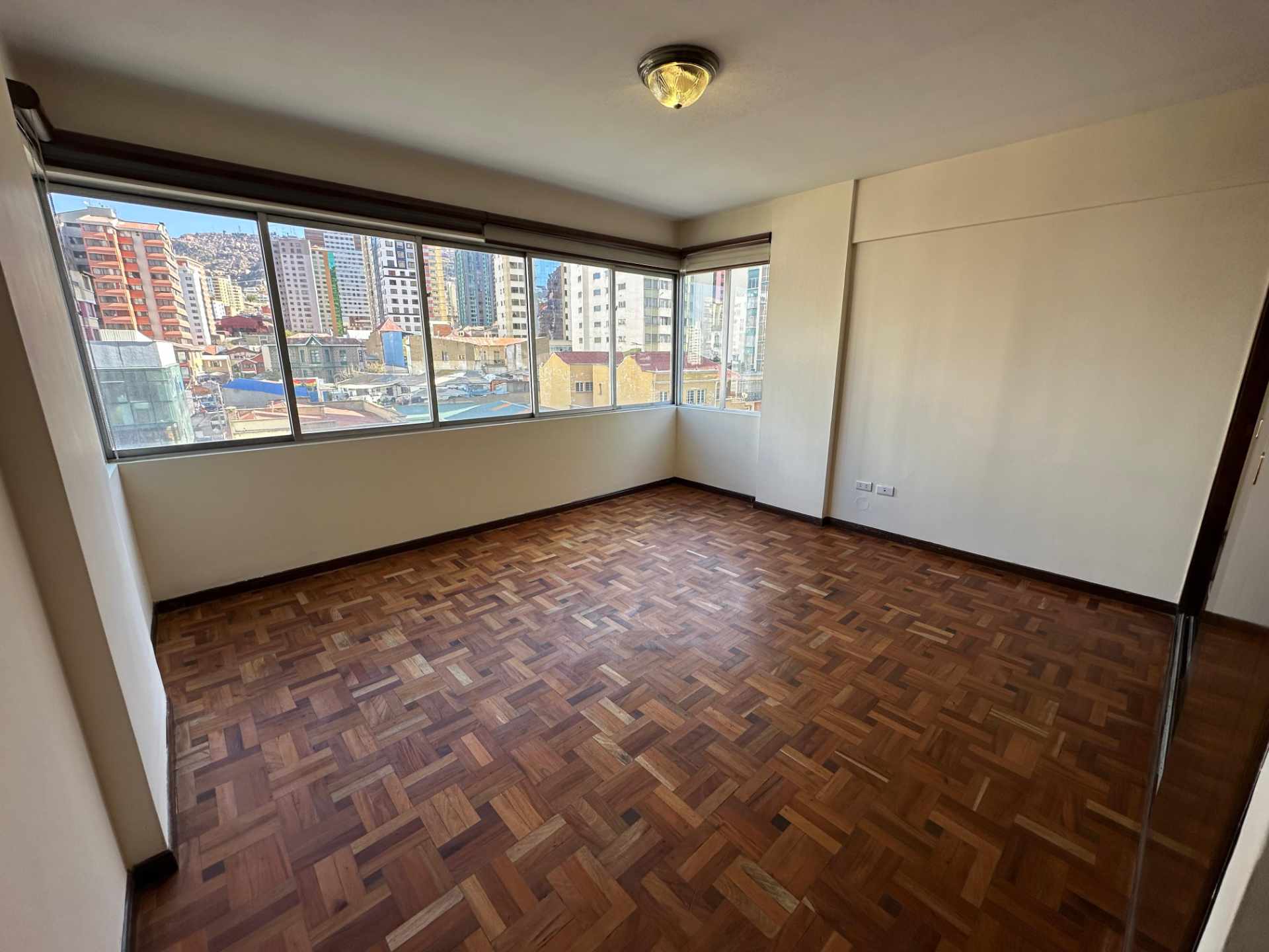 Departamento en San Jorge en La Paz 4 dormitorios 4 baños 1 parqueos Foto 9
