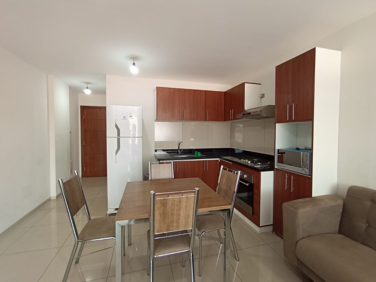 Departamento en AlquilerCONDOMINIO JERICO Av. Beni entre el tercer anillo externo y la calle 1 Oeste. A 75 metros de la Universidad Privada Domingo Savio, en la calle Styg Ryden #18 Foto 1