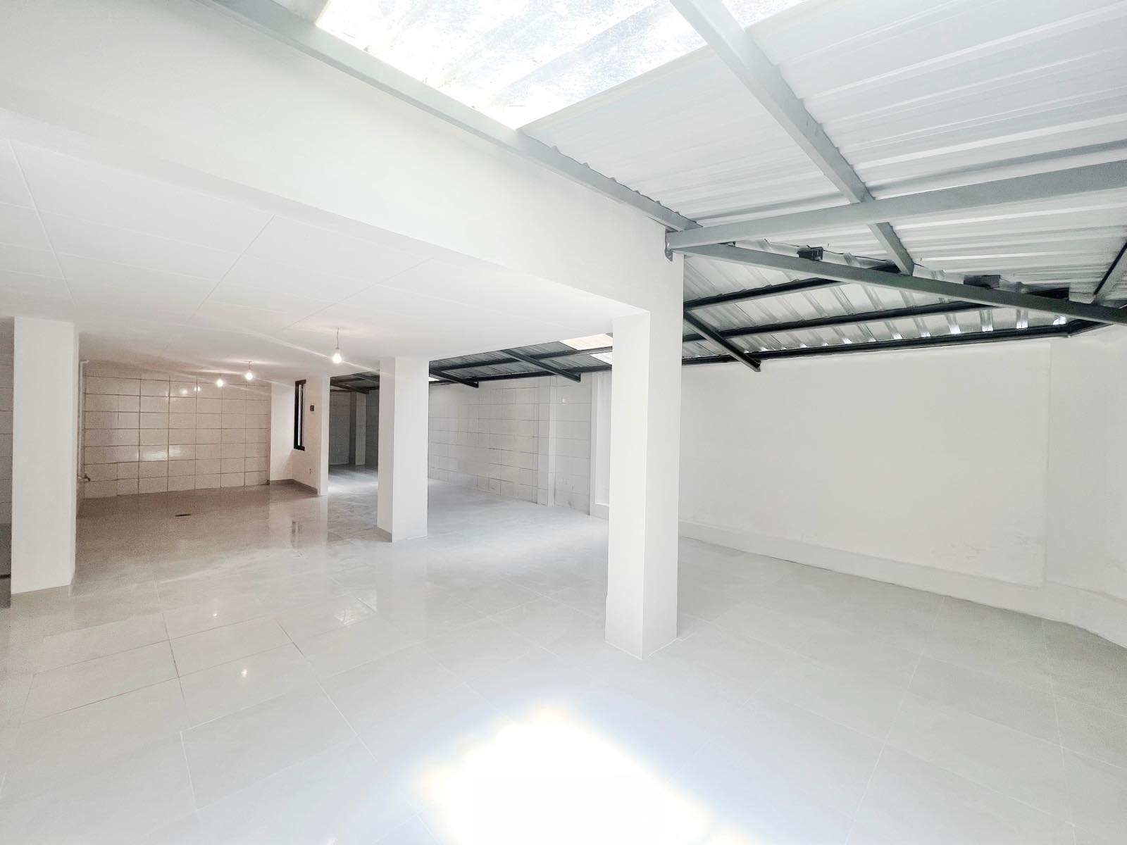 Local comercial en Miraflores en La Paz  2 baños  Foto 5