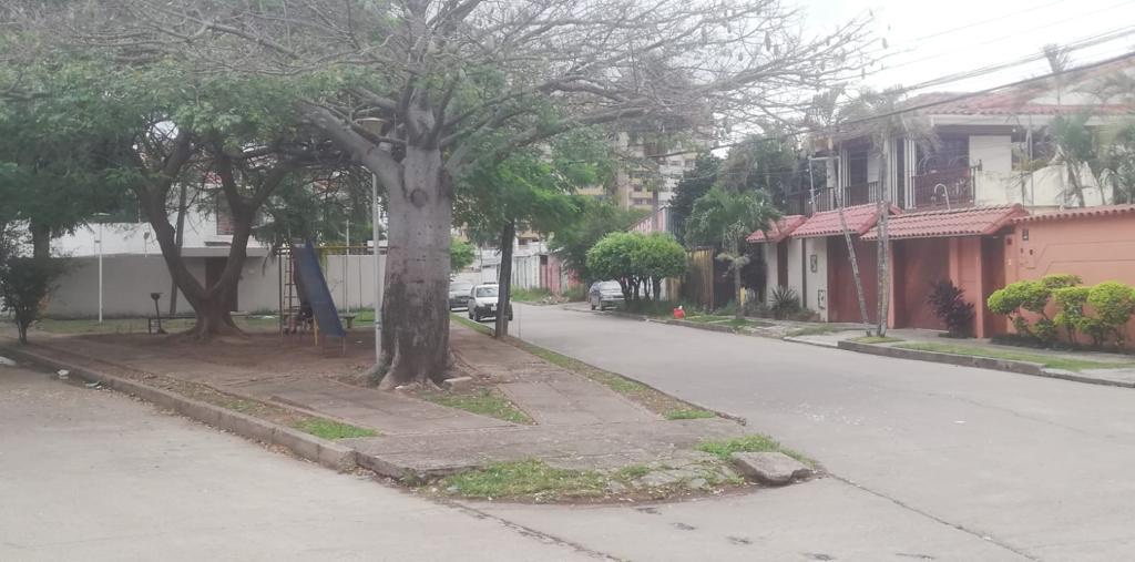 Casa en Entre 2do y 3er anillo Norte en Santa Cruz de la Sierra 4 dormitorios 2 baños 4 parqueos Foto 5