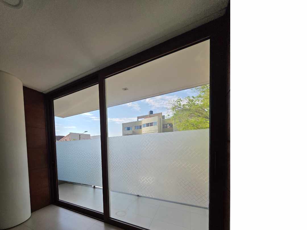 Departamento en AlquilerZona Norte 
6to. Anillo ( Av.Banzer y Beni)
Condominio Torres de  la Sierra 3 dormitorios 4 baños 1 parqueos Foto 4