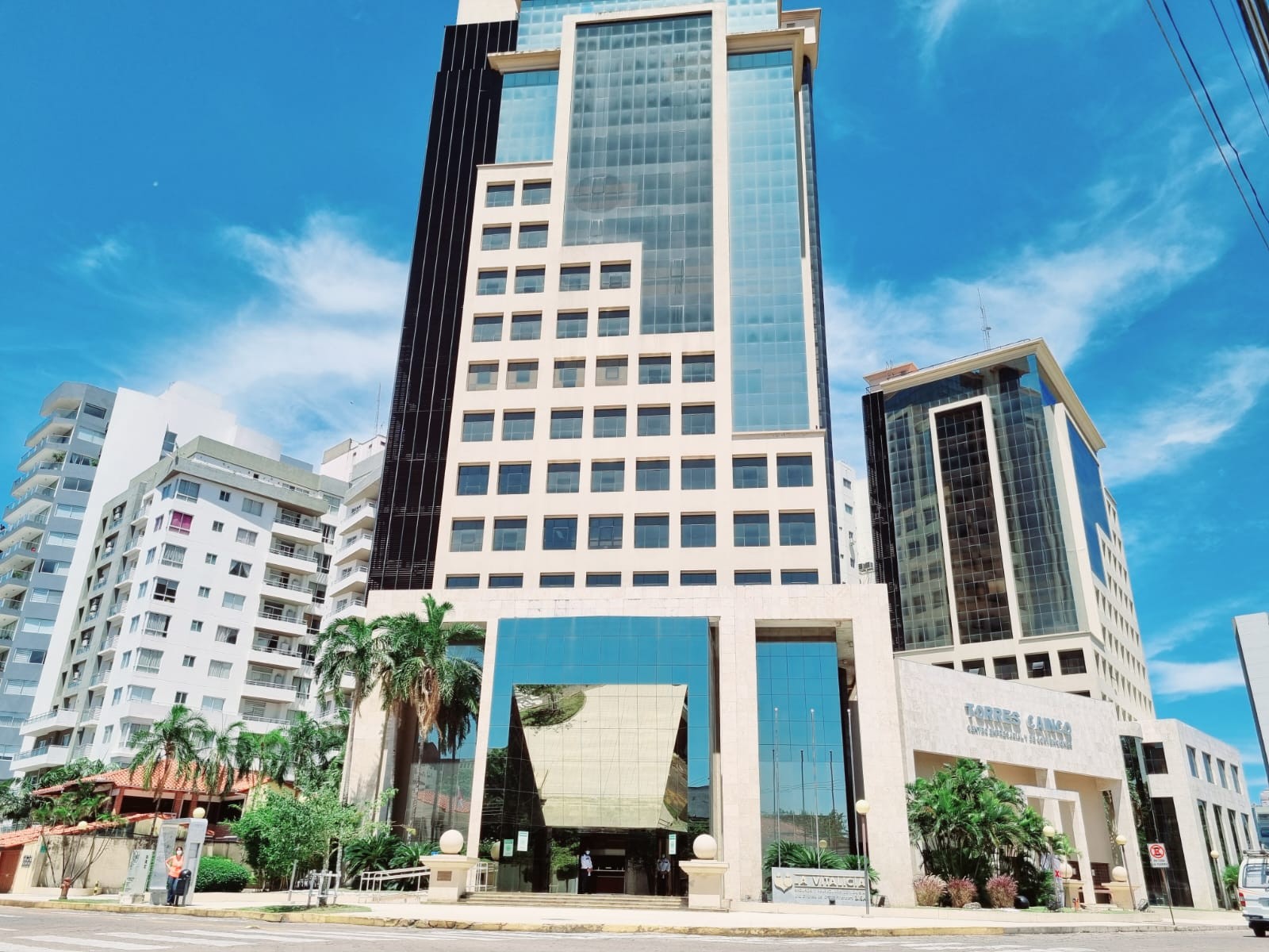 Oficina en AlquilerEdificio Torres CAINCO, Calle Cochabamba 4 dormitorios 2 baños 1 parqueos Foto 1