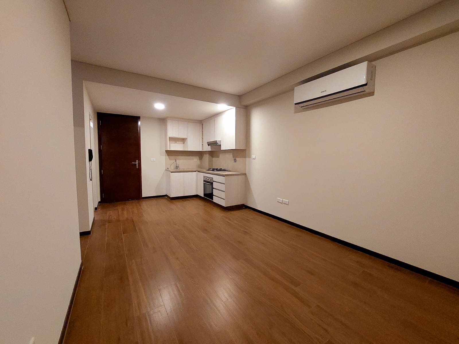 Departamento en AlquilerSobre avenida Alemana entre 2do y 3 anillo Foto 4