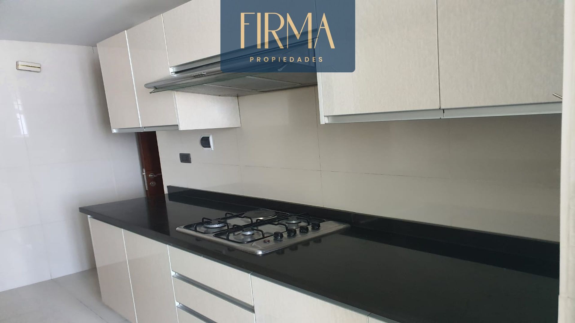 Departamento en Calacoto en La Paz 3 dormitorios 3 baños 1 parqueos Foto 3