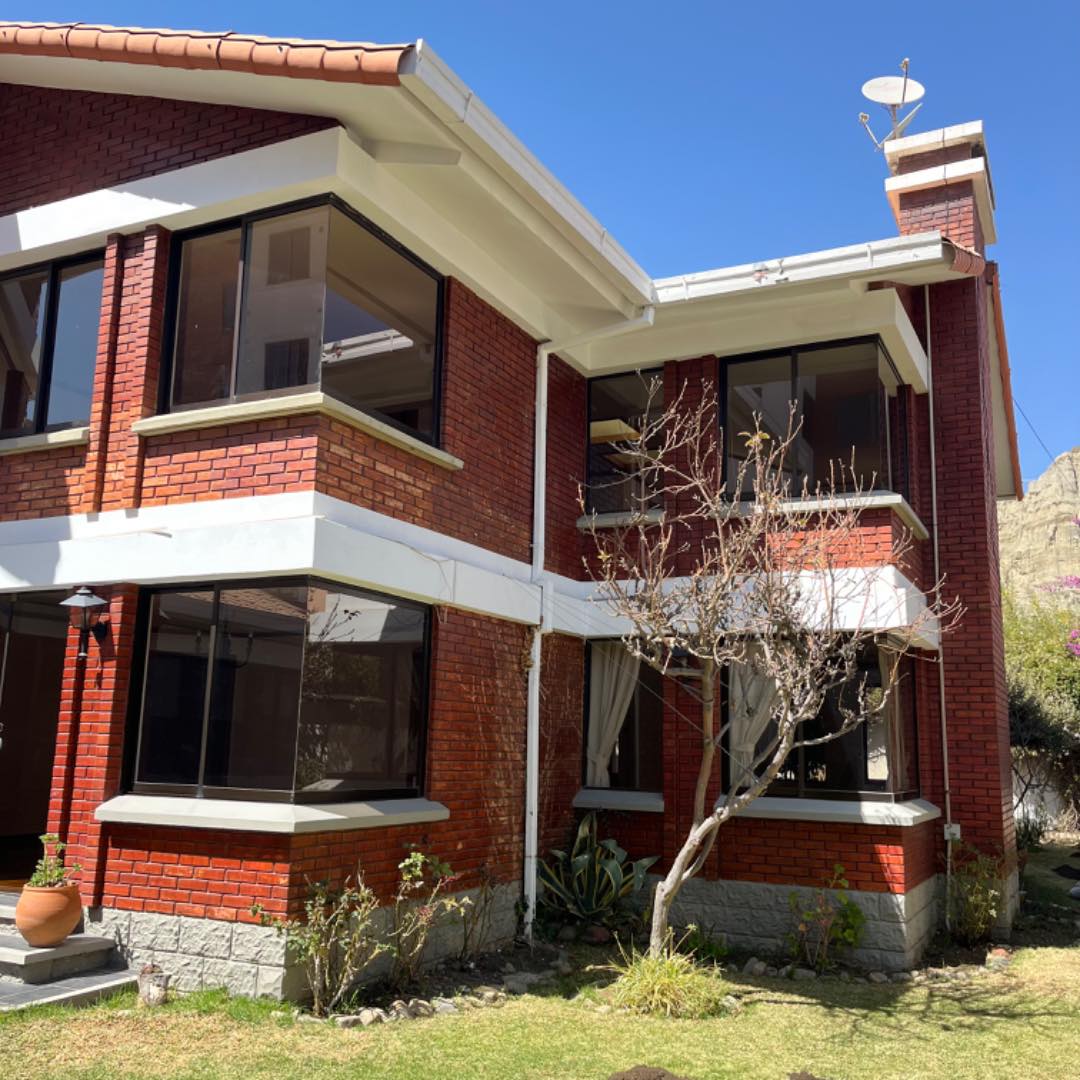 Casa en AlquilerHERMOSA CASA EN ALQUILER, CON UN JARDÍN PRECIOSO ! 3 dormitorios 4 baños 3 parqueos Foto 1