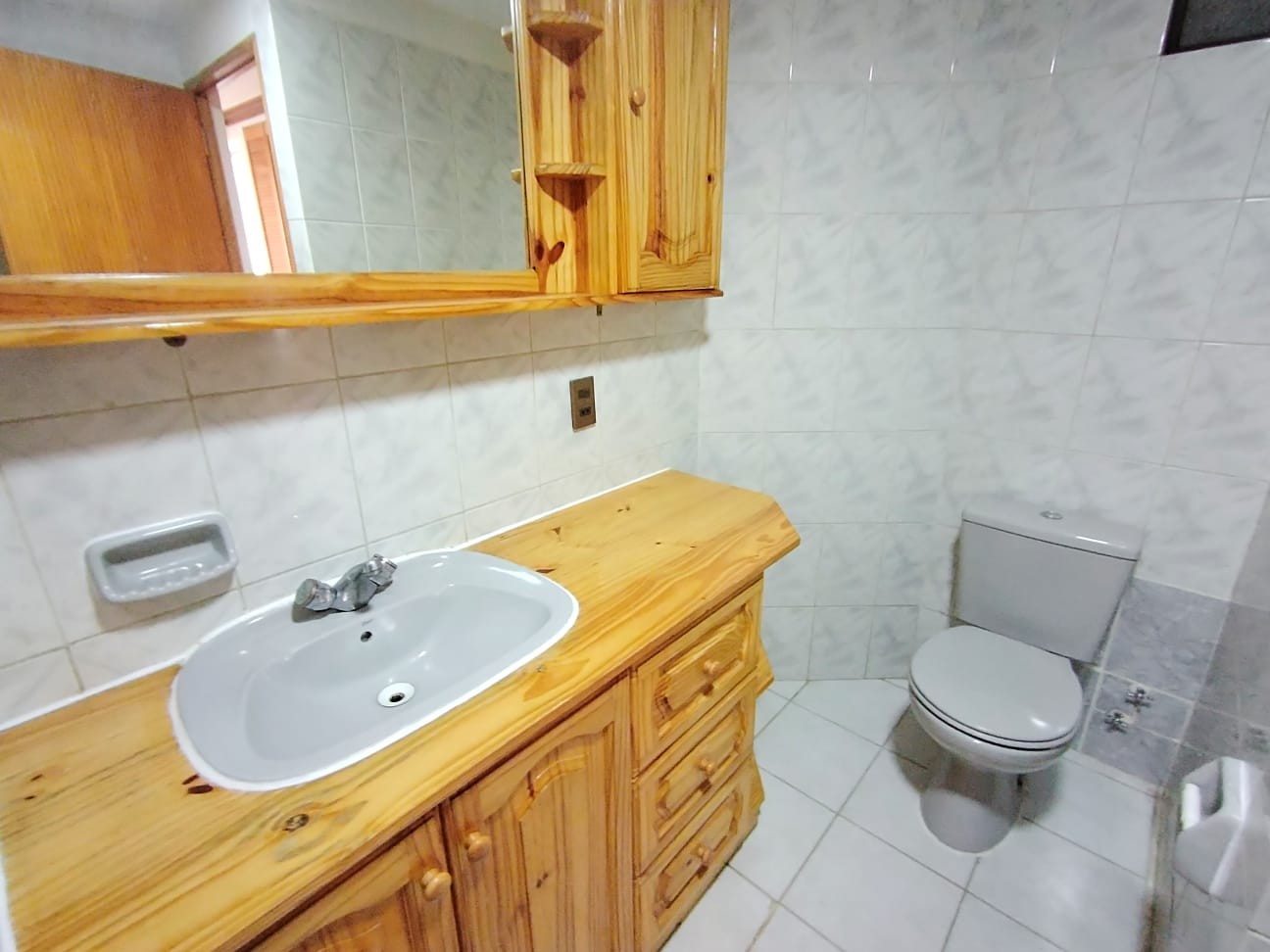 Departamento en AlquilerLos Pinos, frente a Impuestos Nacionales, zona los nuevos Pinos 3 dormitorios 4 baños 1 parqueos Foto 8