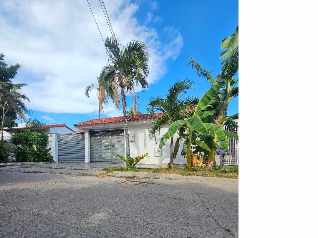 Casa en VentaZona Oeste
3er y 4to Anillo Av. PIRAÍ 
(Barrio Las Palmas) 4 dormitorios 4 baños 2 parqueos Foto 6
