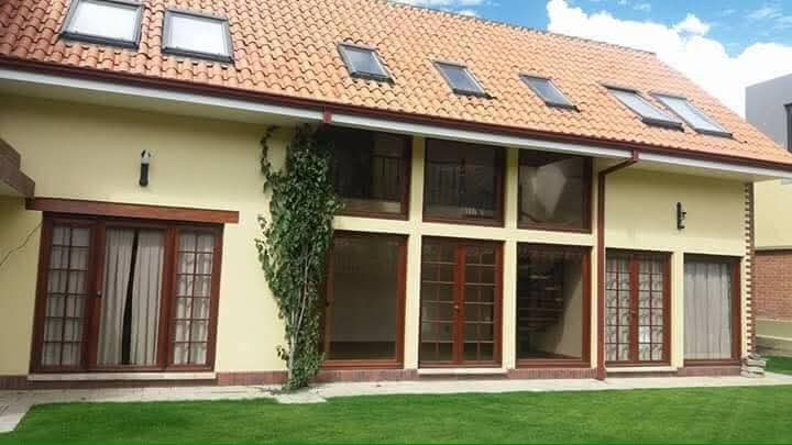 Casa en Mallasilla en La Paz 4 dormitorios 4 baños 3 parqueos Foto 1
