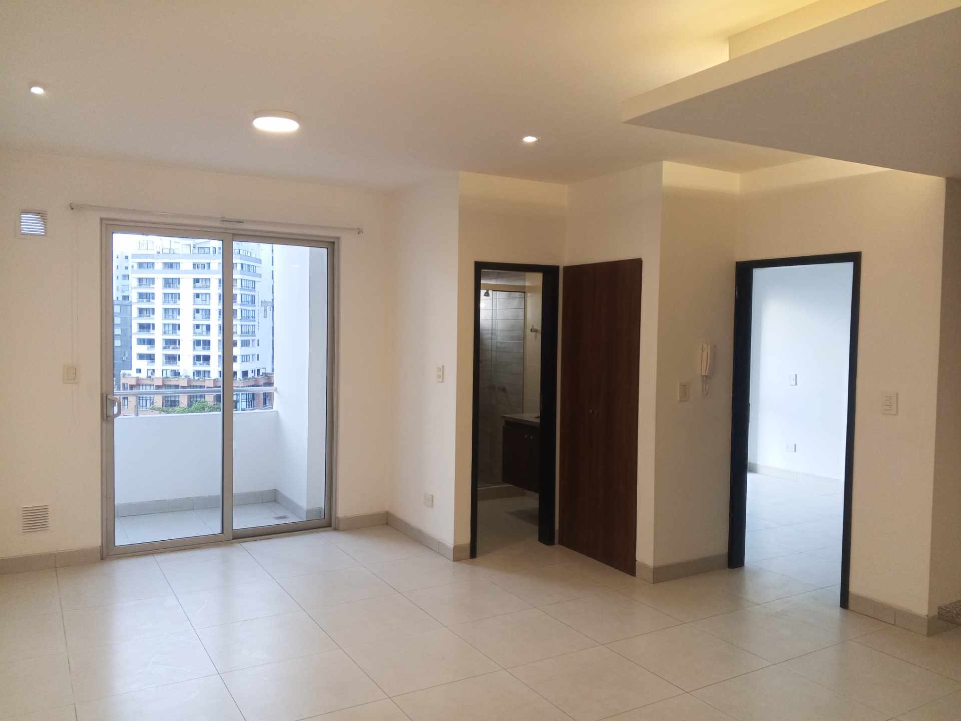 Departamento en AlquilerCondominio Altos del Sur, Zona Sur, entre Av. Irala y Av. Las Américas, cerca del Parque Urbano.  1 dormitorios 1 baños  Foto 5