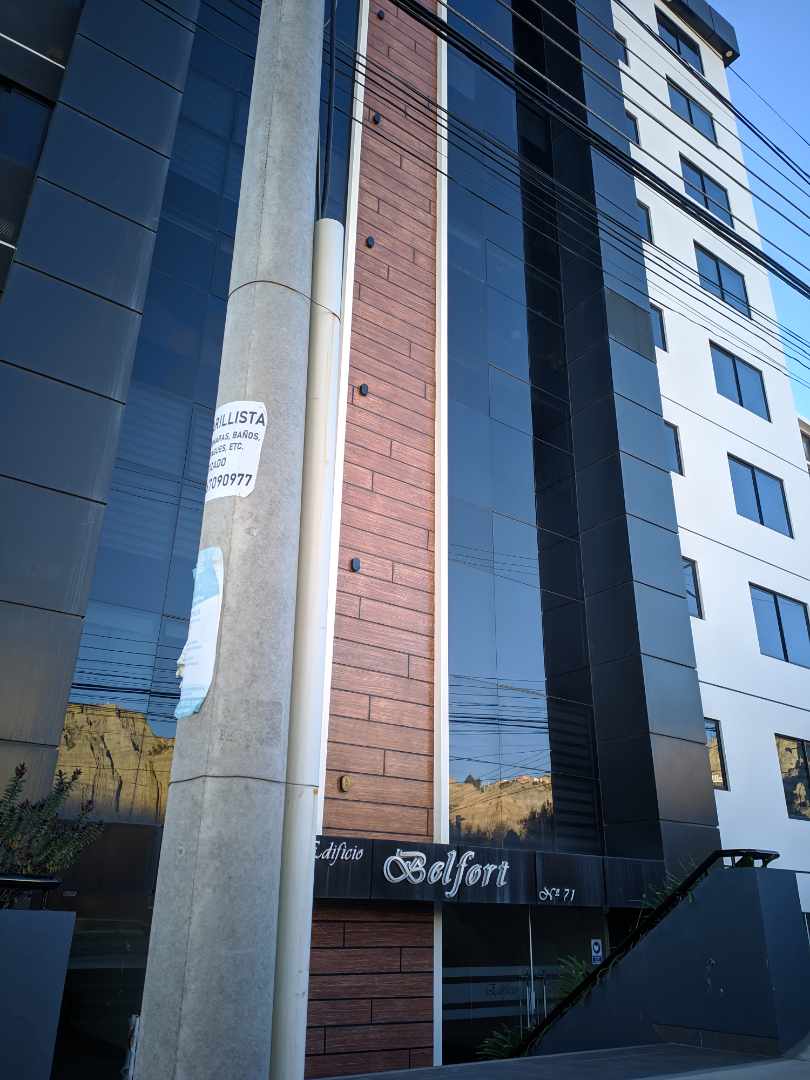 Departamento en VentaCalle L N°71. Achumani. Edificio Belfort. Departamento 7E Foto 3