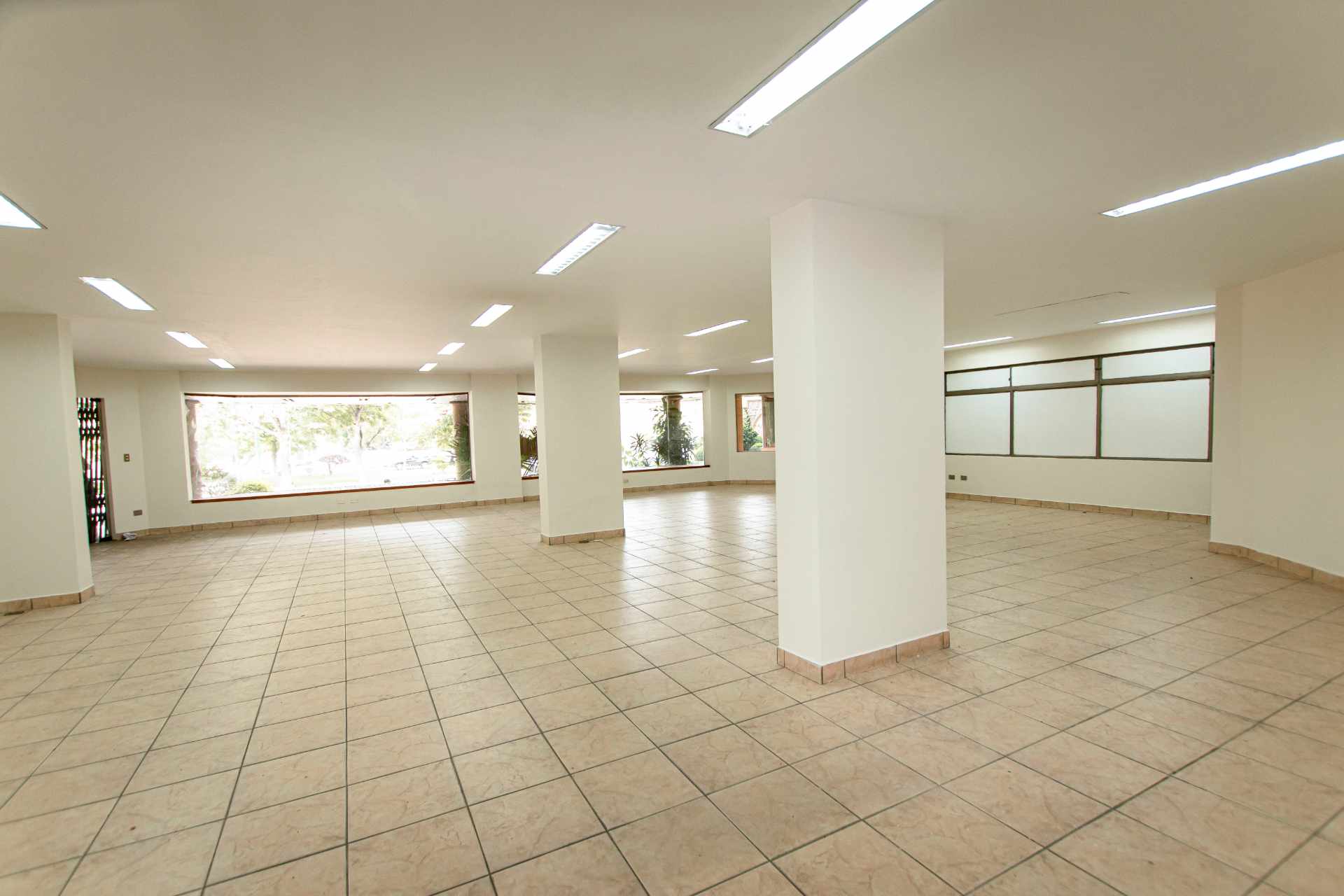 Local comercial en AlquilerAv. Ballivian, Prado - Edif. Torres del Sol - Centro - Cochabamba  2 baños  Foto 12