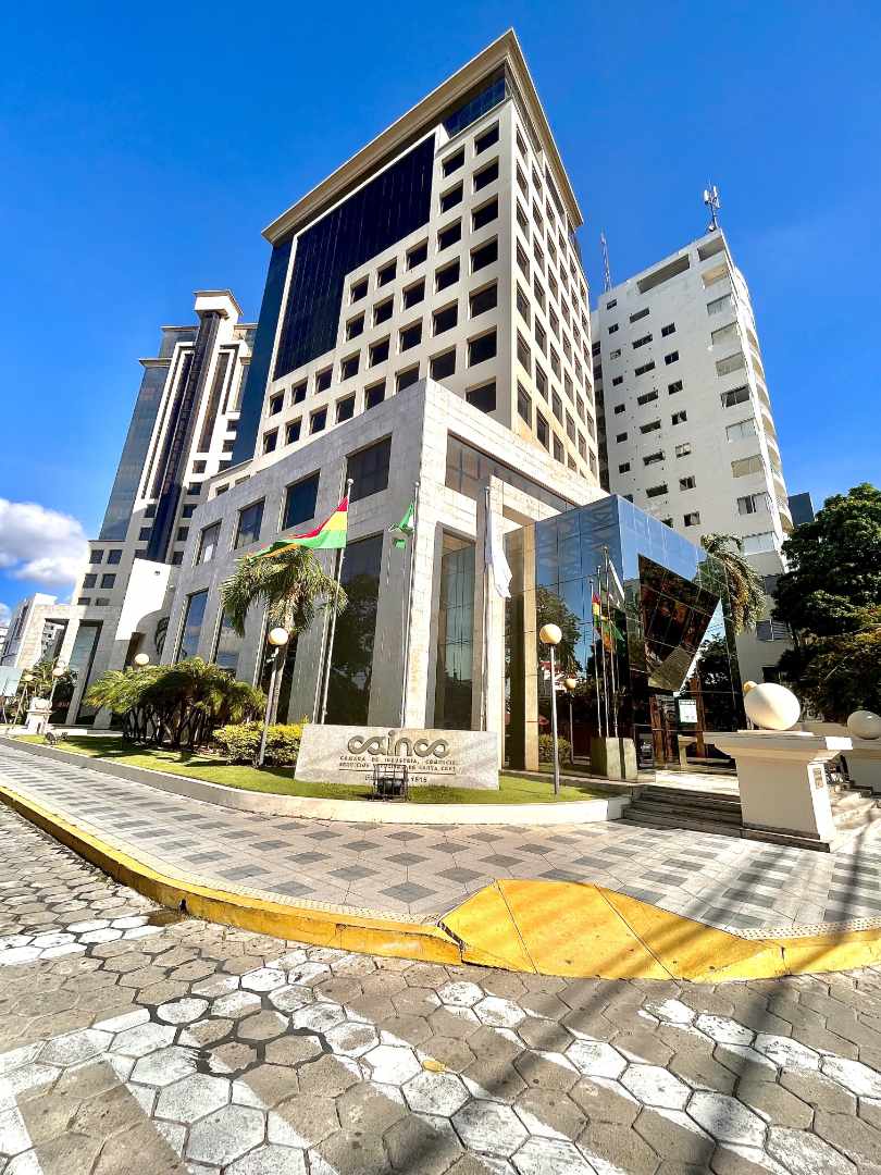 Oficina TORRES CAINCO 
Calle La Paz Esquina Saavedra Foto 1