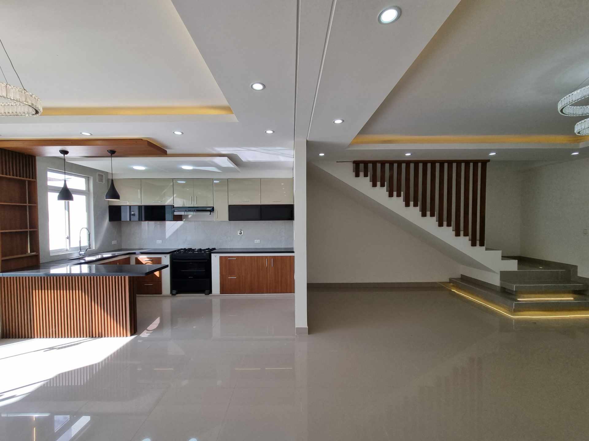 Casa en Entre 7mo y 8vo anillo Norte en Santa Cruz de la Sierra 4 dormitorios 4 baños 2 parqueos Foto 8