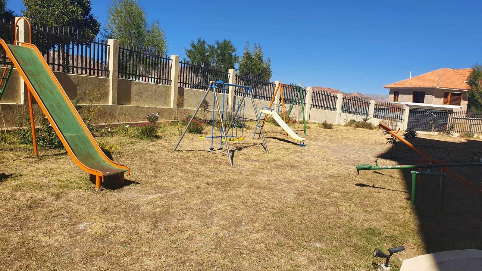 Departamento en VentaACHUMANI, inicio LAS LOMAS 3 dormitorios 3 baños 1 parqueos Foto 2