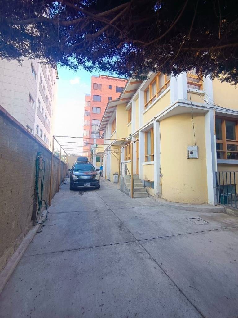 Casa en Calacoto en La Paz 4 dormitorios 5 baños 3 parqueos Foto 3