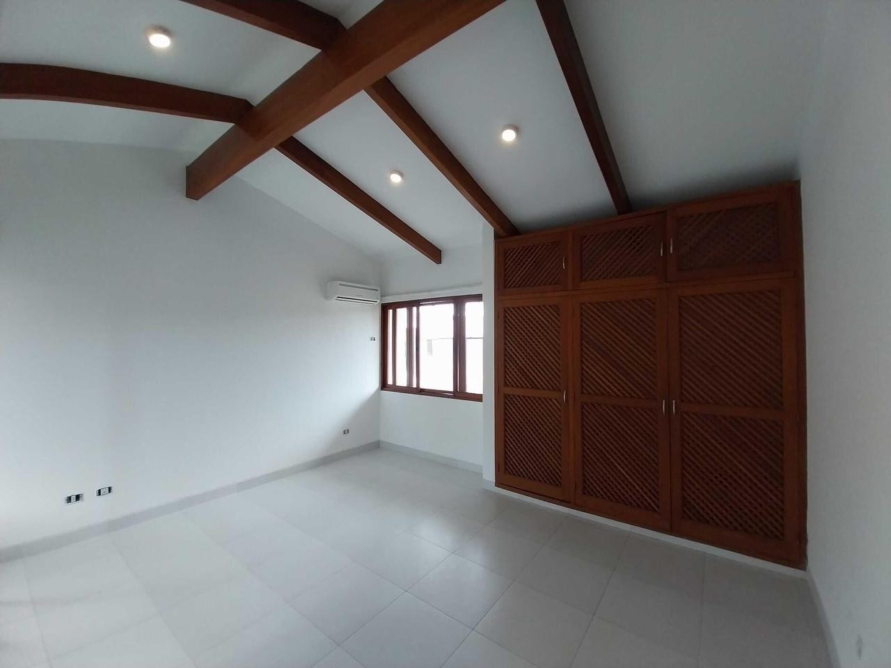 Casa en AlquilerCASA EN ALQUILER - ZONA OESTE - AV. ROCA Y CORONADO  Foto 13