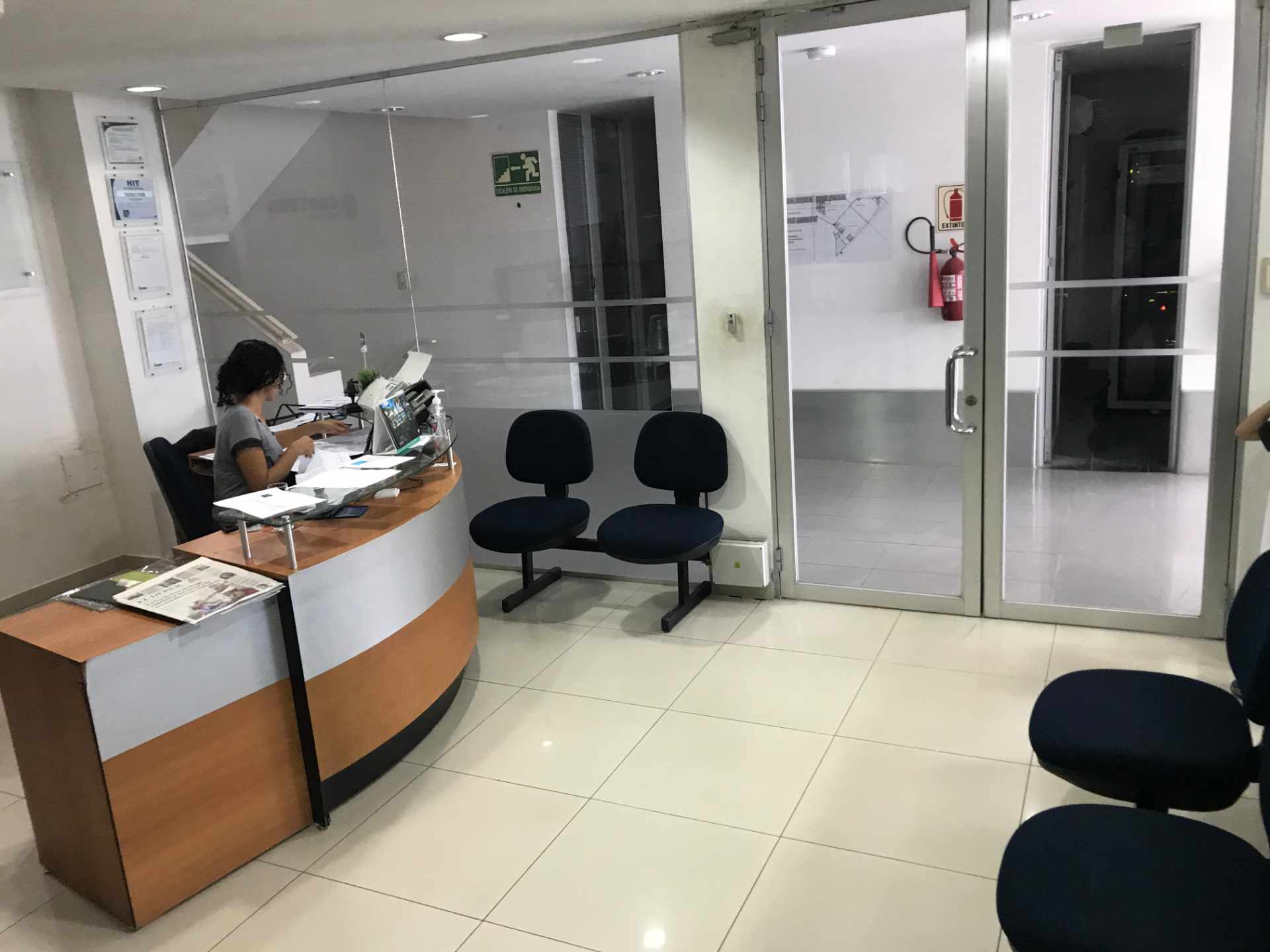 Oficina en AlquilerEdificio TACUARAL Av. San Martín entre 3er y 4to anillo Centro Empresarial Equipetrol.   Foto 4