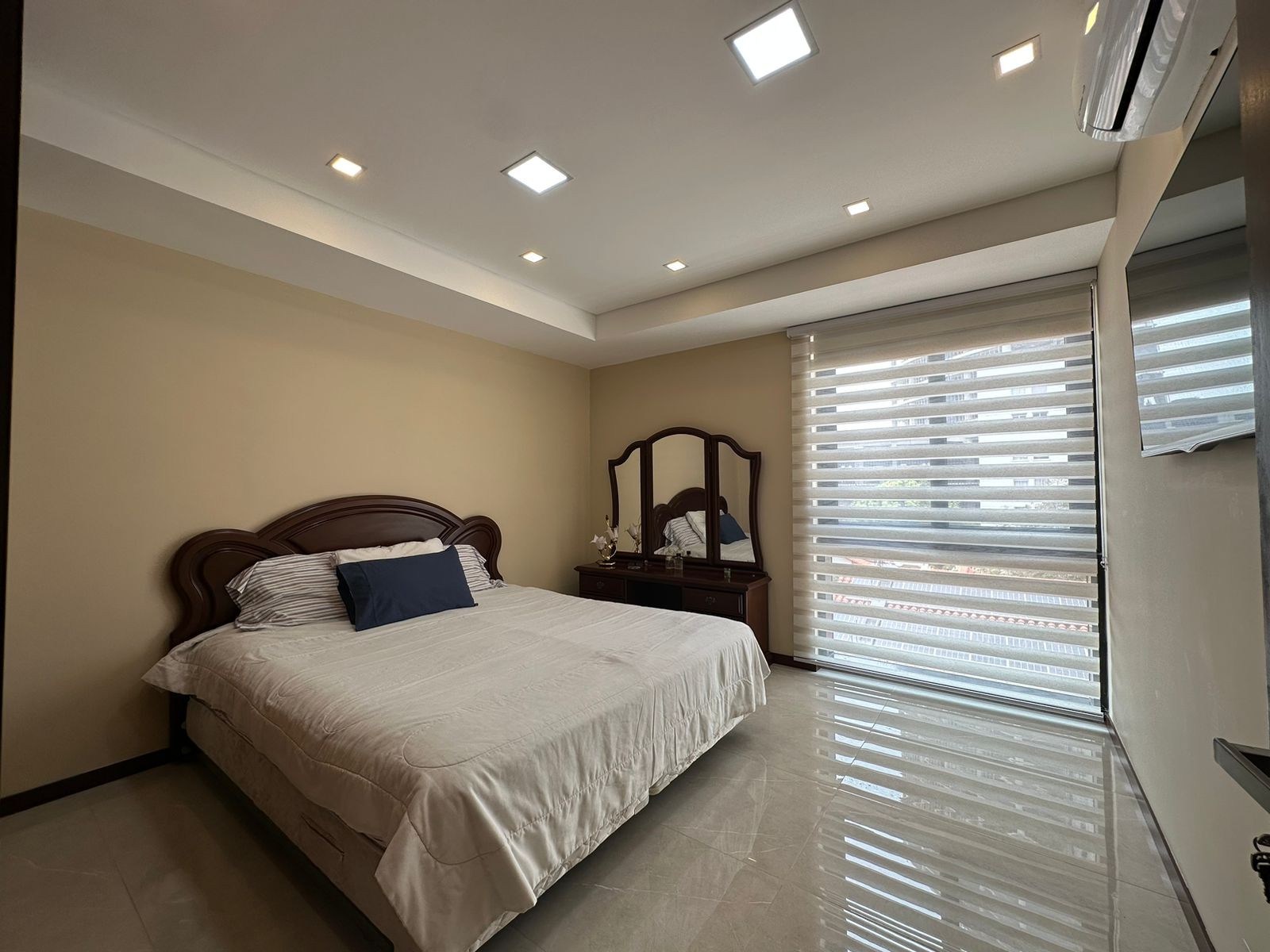 Departamento en VentaEQUIPETROL !!!
EDIFICIO ARANJUEZ 
DEPARTAMENTO DE LUJO EN VENTA !! 3 dormitorios 4 baños 2 parqueos Foto 8