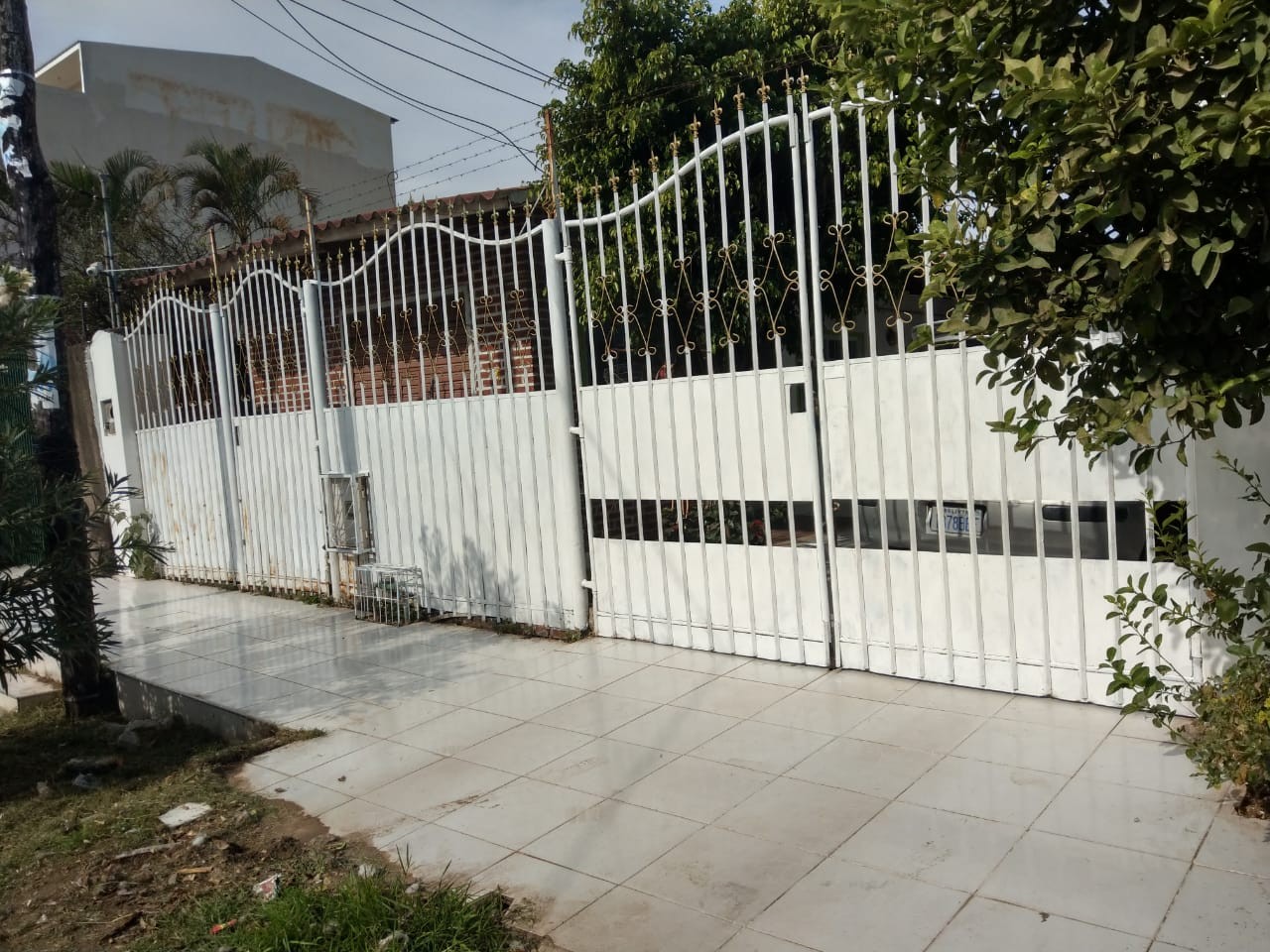 Casa en VentaBarrio Nueva Esperanza
Entre Av. 2 de agosto y Cambodromo  8 dormitorios 3 baños 2 parqueos Foto 1