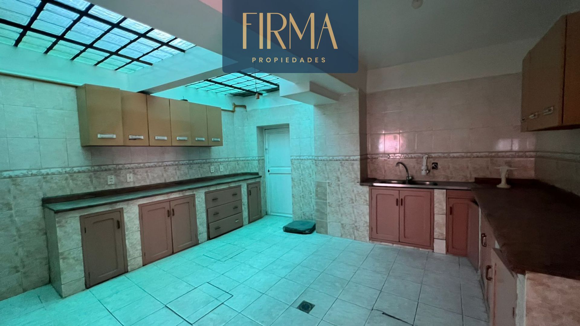 Casa en VentaCOMPRA ESTA CASA EN MIRAFLORES 8 dormitorios 5 baños 2 parqueos Foto 5