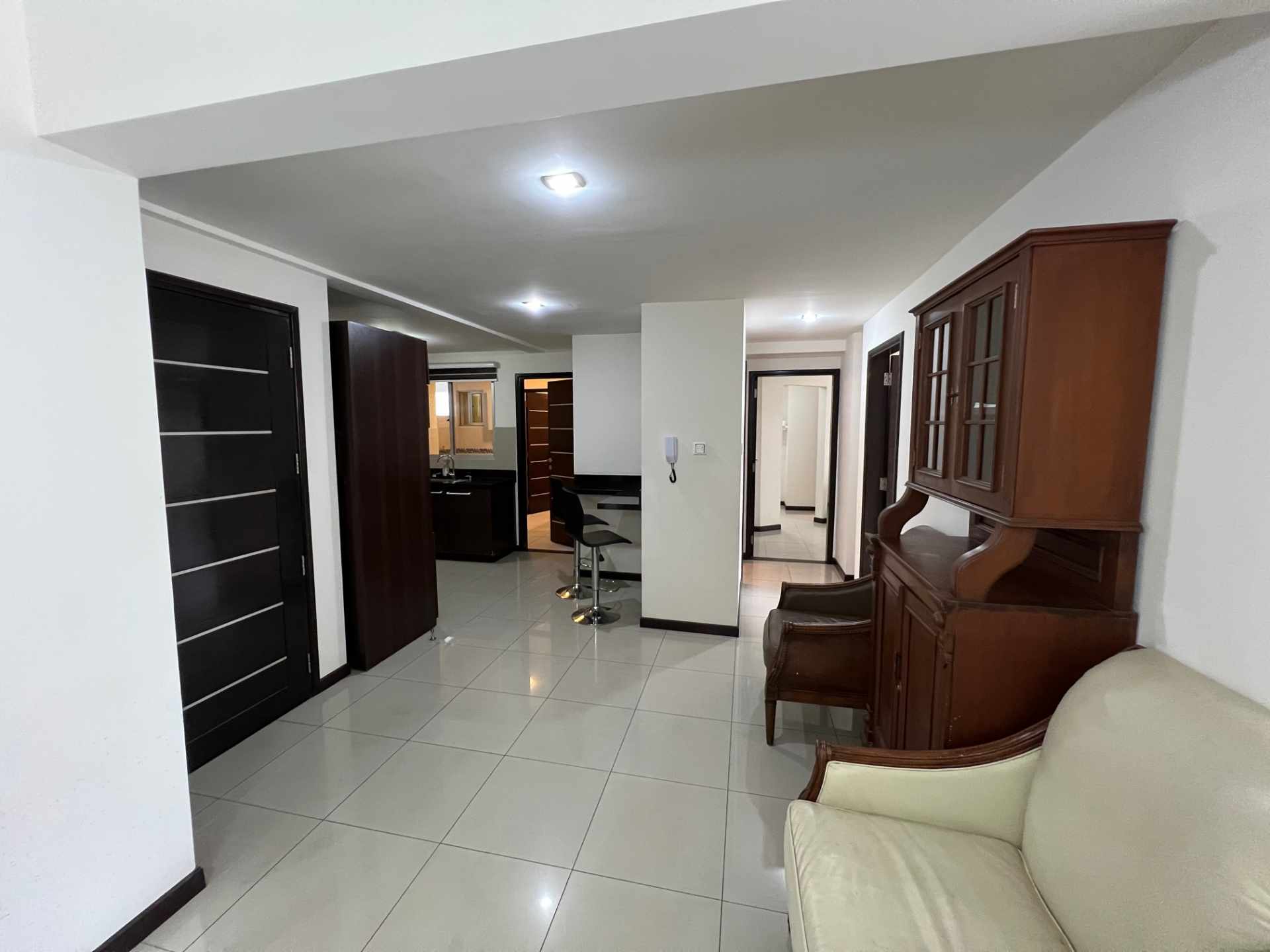 Departamento en AlquilerCondominio Punta del Este, C/Libertad y 2do. Anillo. Cerca de todo.  2 dormitorios 3 baños 1 parqueos Foto 4