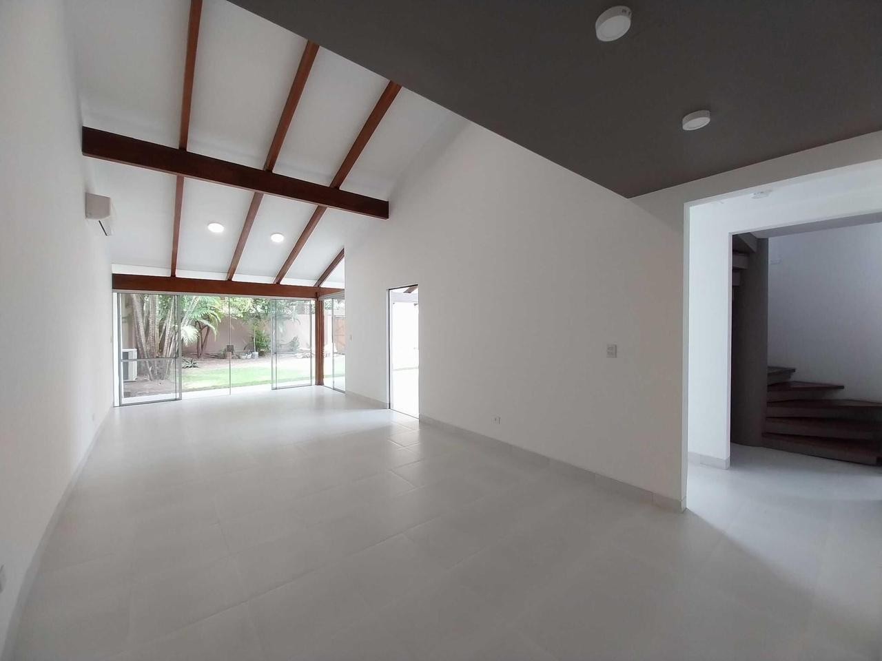 Casa en AlquilerCASA EN ALQUILER - ZONA OESTE - AV. ROCA Y CORONADO  Foto 4