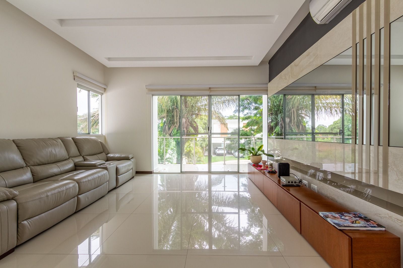Casa en AlquilerZona Norte, 8vo. Anillo, Cond. Jardines del Norte IV 3 dormitorios 3 baños 4 parqueos Foto 9