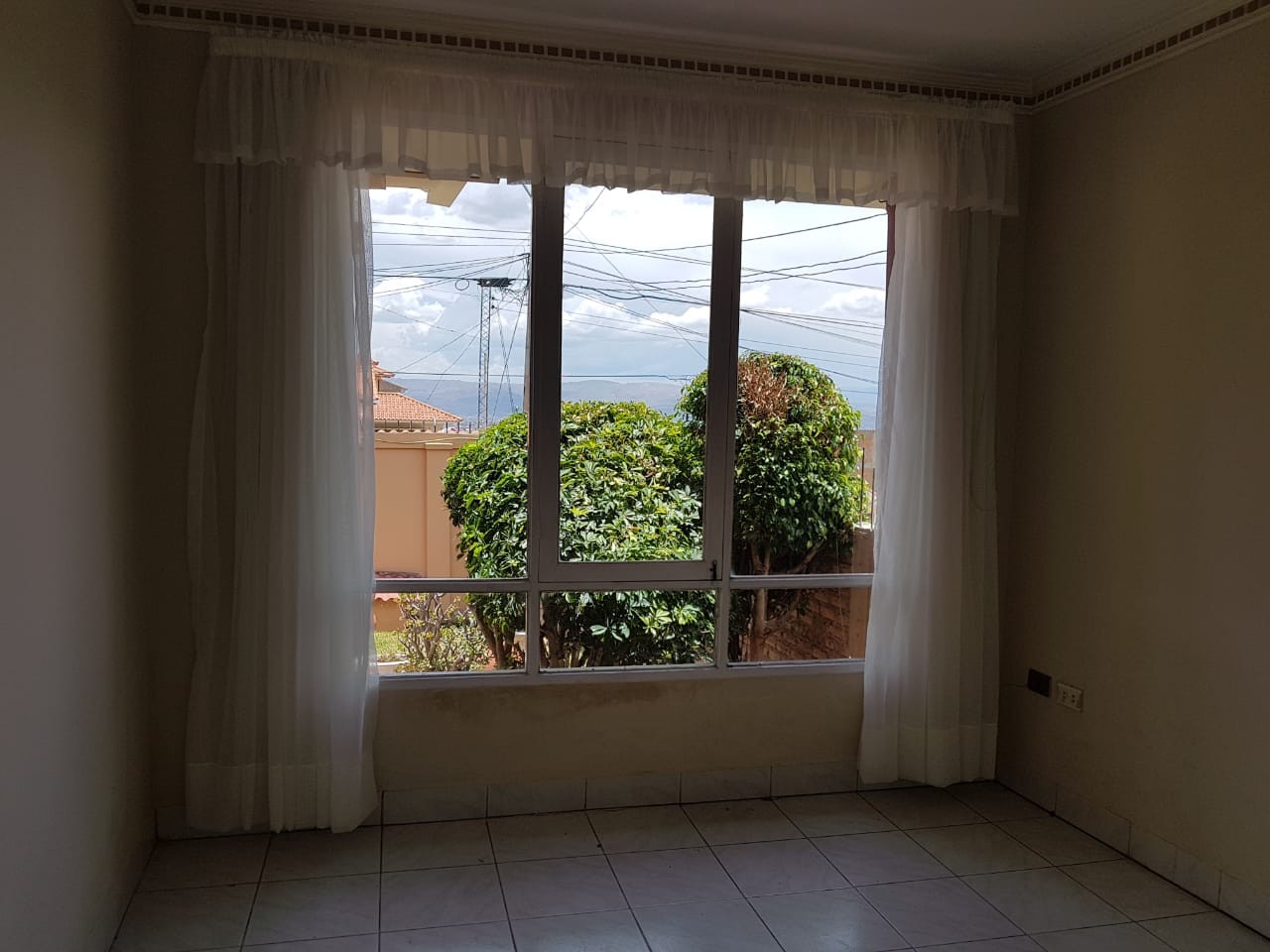 Casa Avenida Atahuallpa frente al segundo tanque de semapa Foto 10