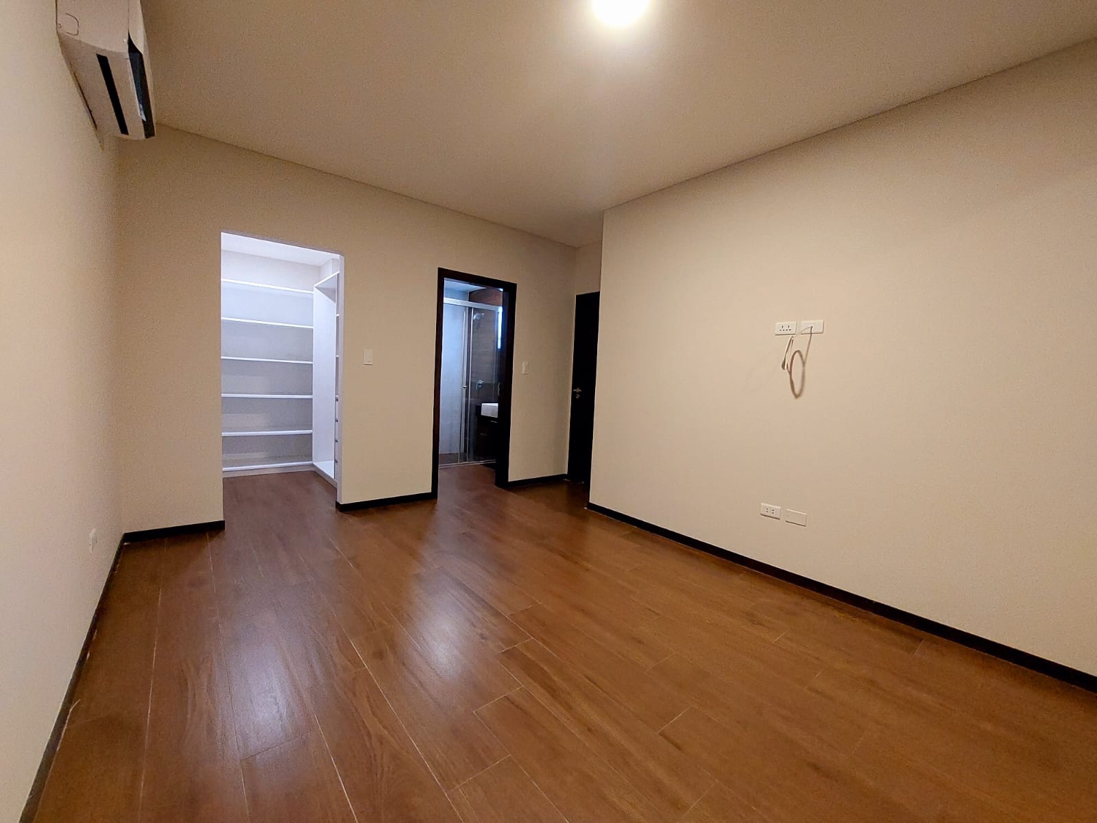 Departamento en AlquilerSobre avenida Alemana entre 2do y 3 anillo Foto 7