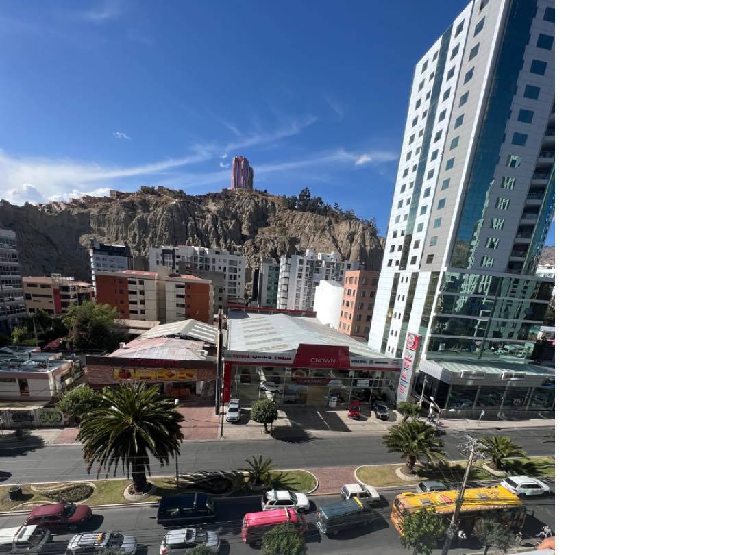 Departamento en AlquilerCalle 10 de calacoto avenida principal  3 dormitorios 3 baños 1 parqueos Foto 3