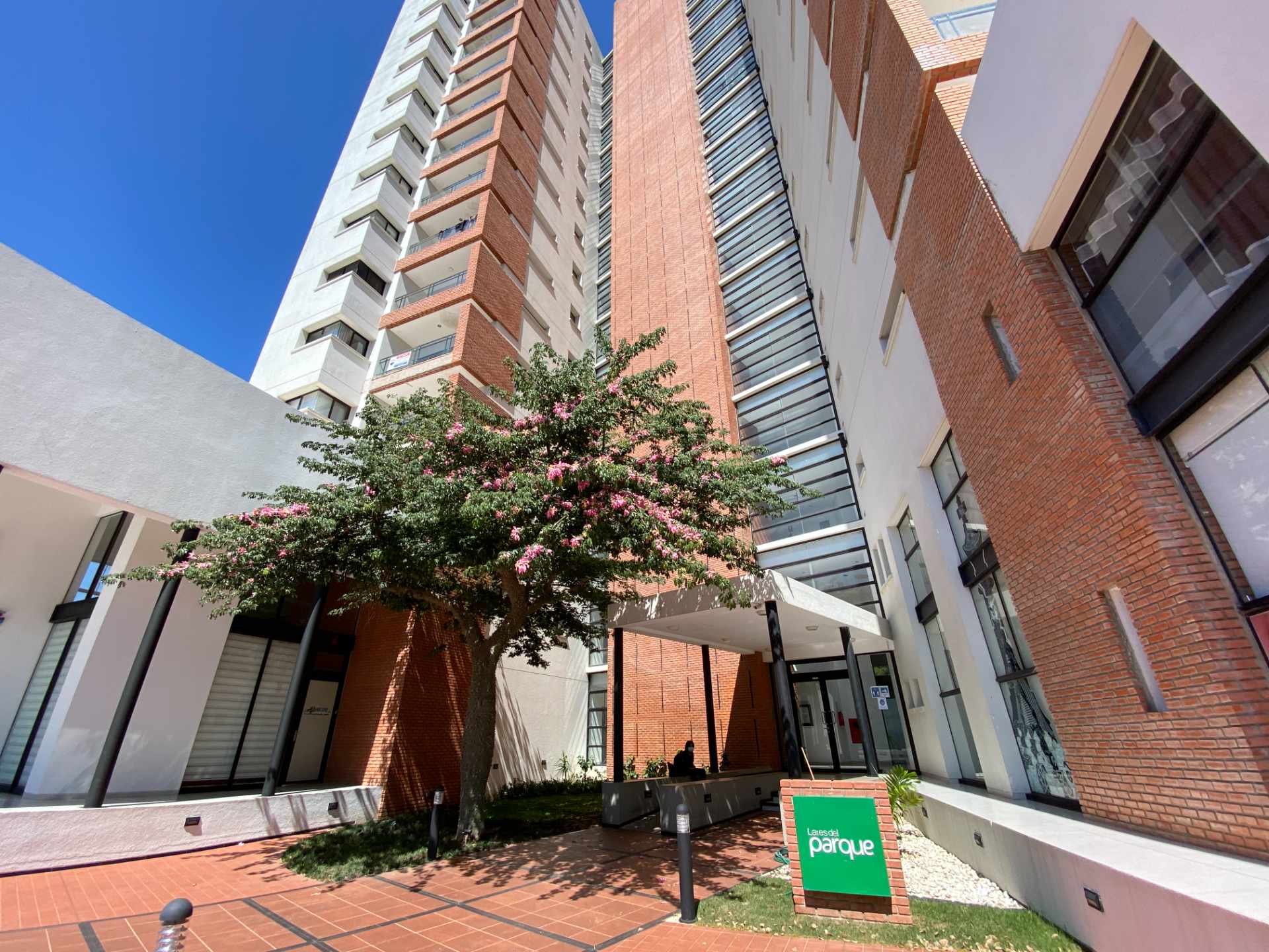 Departamento en Entre 1er y 2do anillo Sur en Santa Cruz de la Sierra 3 dormitorios 2 baños 1 parqueos Foto 1