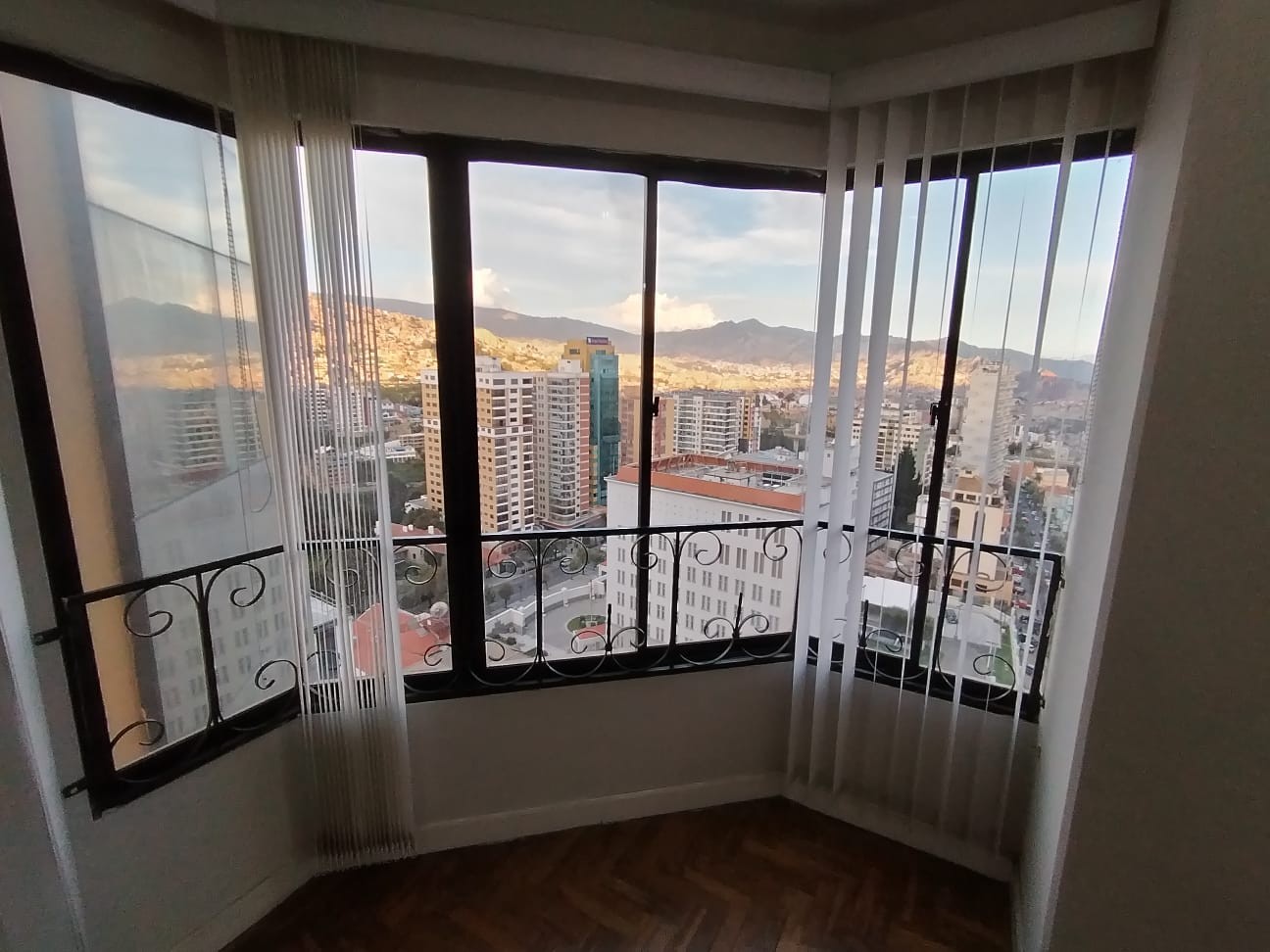 Departamento en Alquiler6 de agosto esquina campos , zona de San Jorge 4 dormitorios 3 baños 1 parqueos Foto 2