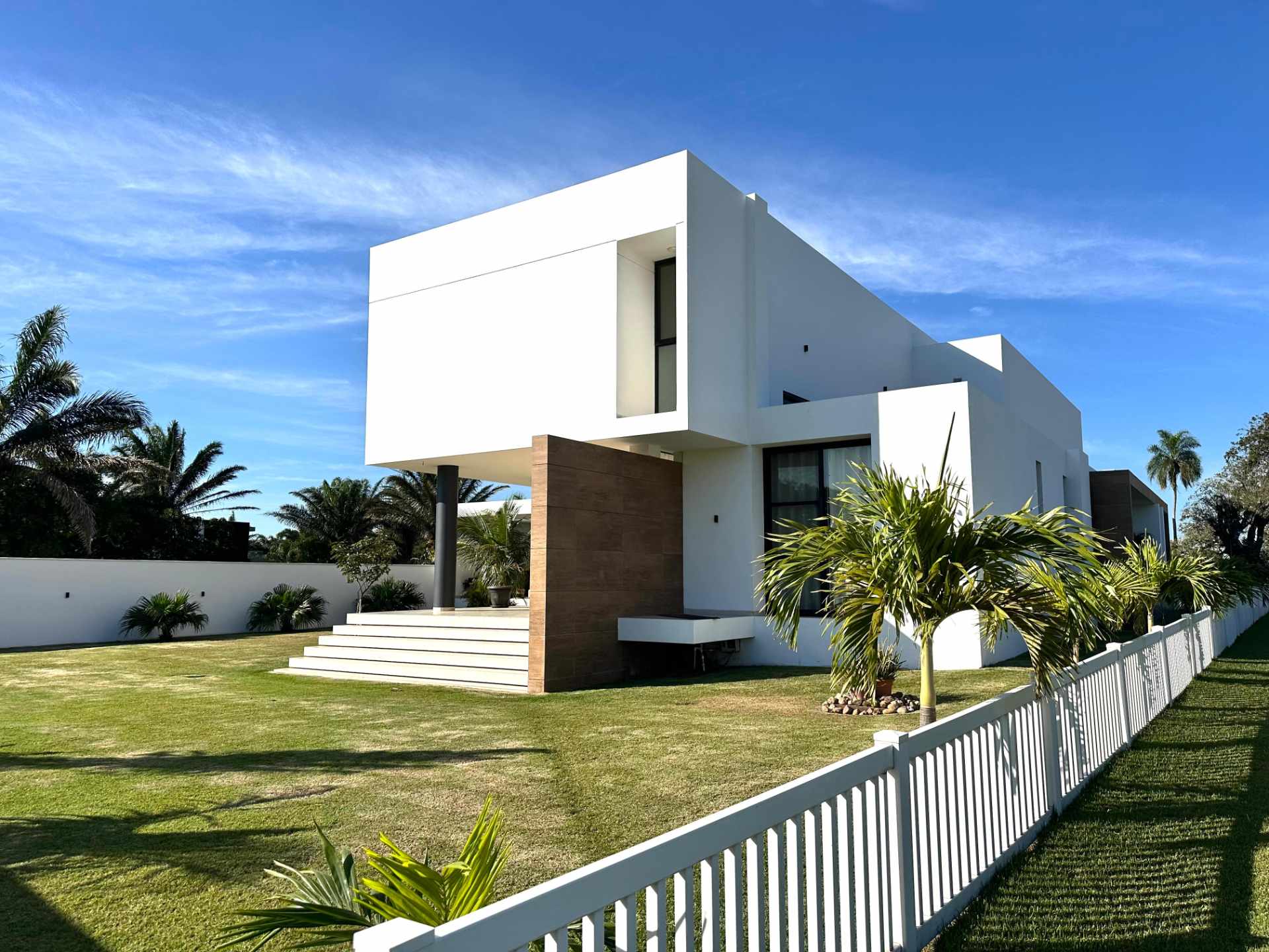 Casa en VentaCONDOMINIO HACIENDA DEL URUBÓ!! SOBRE AV. PRINCIPAL! Sobre ALAMEDA.! 4 dormitorios 6 baños 4 parqueos Foto 5