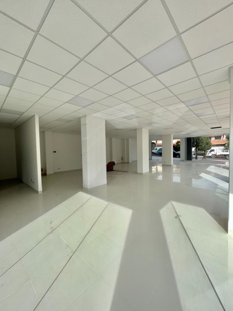 Local comercial Calle 17 de Calacoto Esquina Av. Julio Patiño #8083 Foto 6