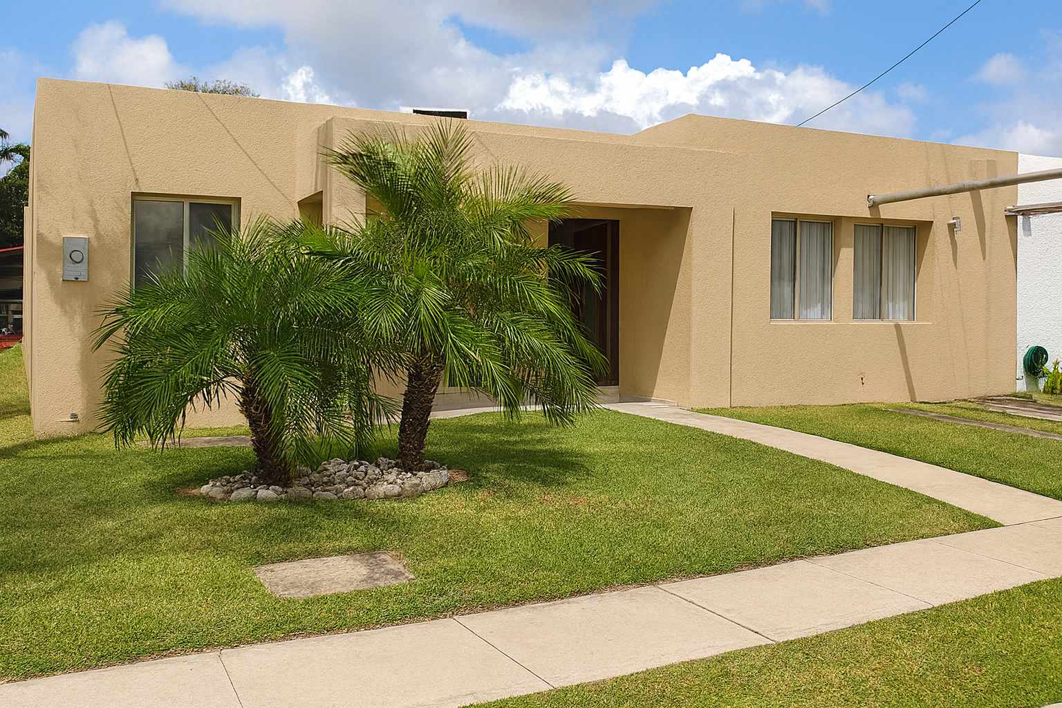 Casa en VentaCondominio Sevilla Los Bosques, Zona Norte – Santa Cruz 3 dormitorios 2 baños 2 parqueos Foto 1