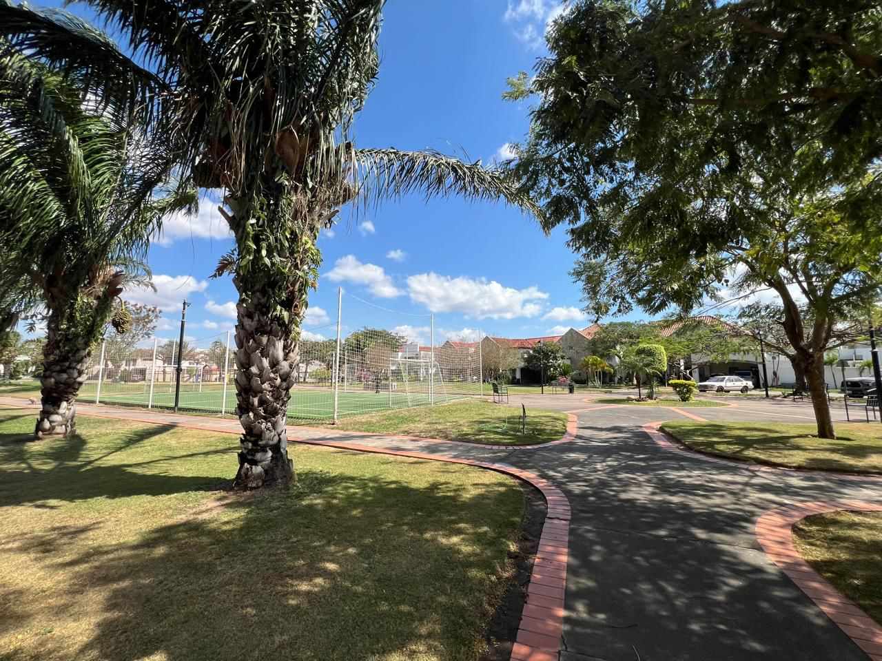 Casa en Entre 5to y 6to anillo Norte en Santa Cruz de la Sierra 4 dormitorios 4 baños 2 parqueos Foto 5