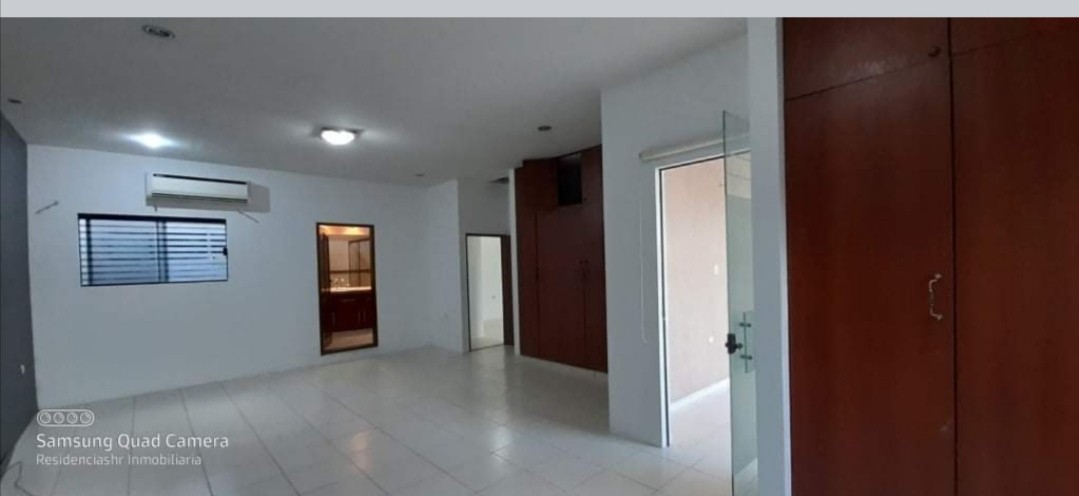 Casa EN VENTA 345. 300 $ o ALQUILER 1500$us
Av. Centenario 3 y 4 anillo. 
Linda Casa Amplia, Cómoda y Céntrica. 
Cerca de Universidades y Colegios.  Foto 8