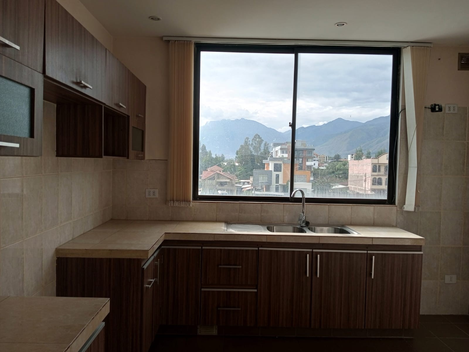 Departamento en Tiquipaya en Cochabamba 3 dormitorios 3 baños 1 parqueos Foto 1